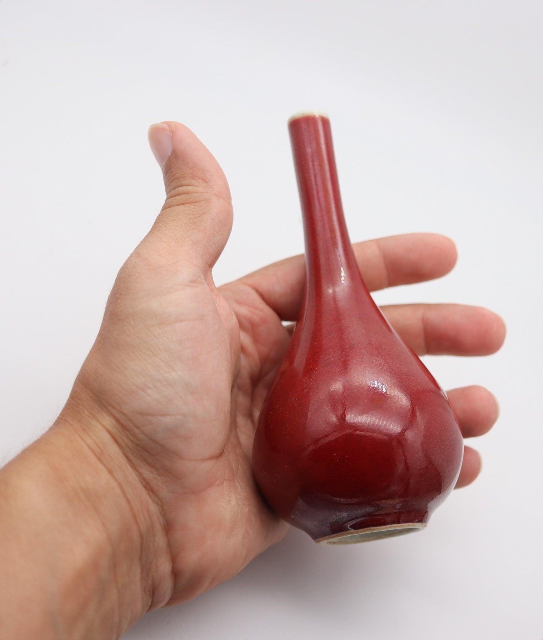 Milieu du XIXe siècle Vase cannelé chinois ancien du 19ème siècle en porcelaine rouge émaillée QING DYNASTY en vente