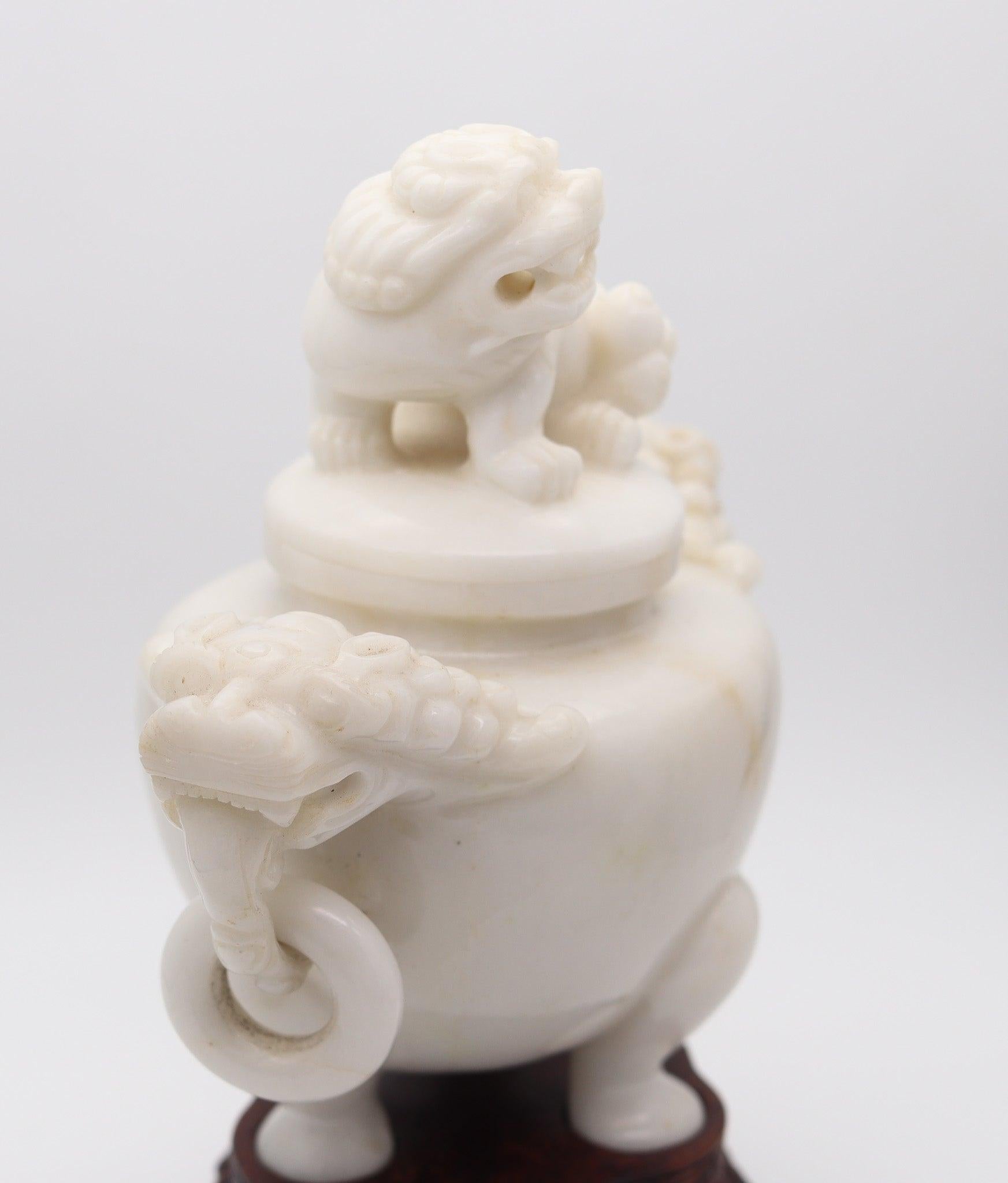 Qing Encensoir Foo-Dog sculpté du 19ème siècle avec couvercle en marbre blanc QING DYNASTY en vente