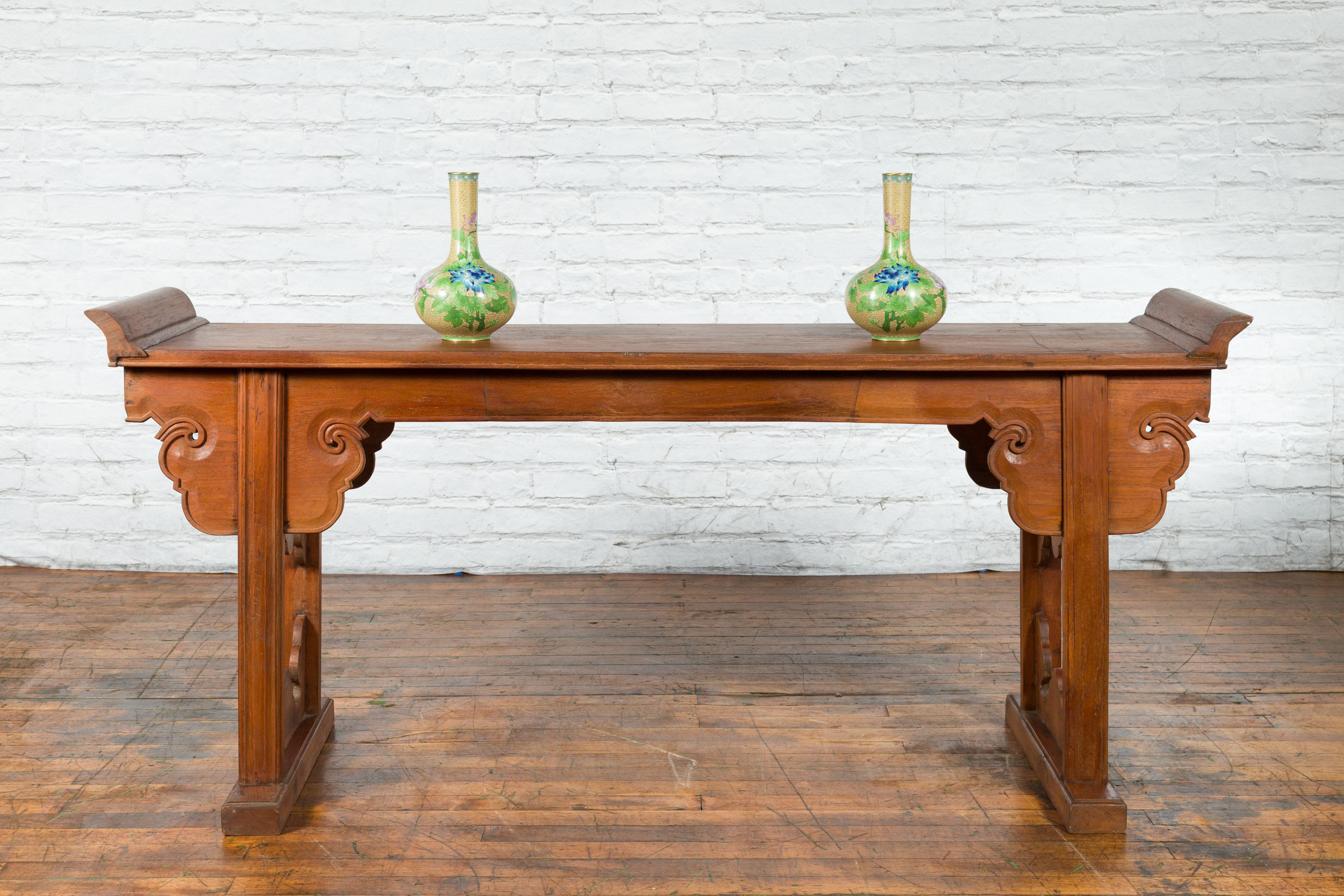 Chinese Late 20th Century Altar Console Table with Carved Scrolling Apron In Good Condition For Sale In Yonkers, NY