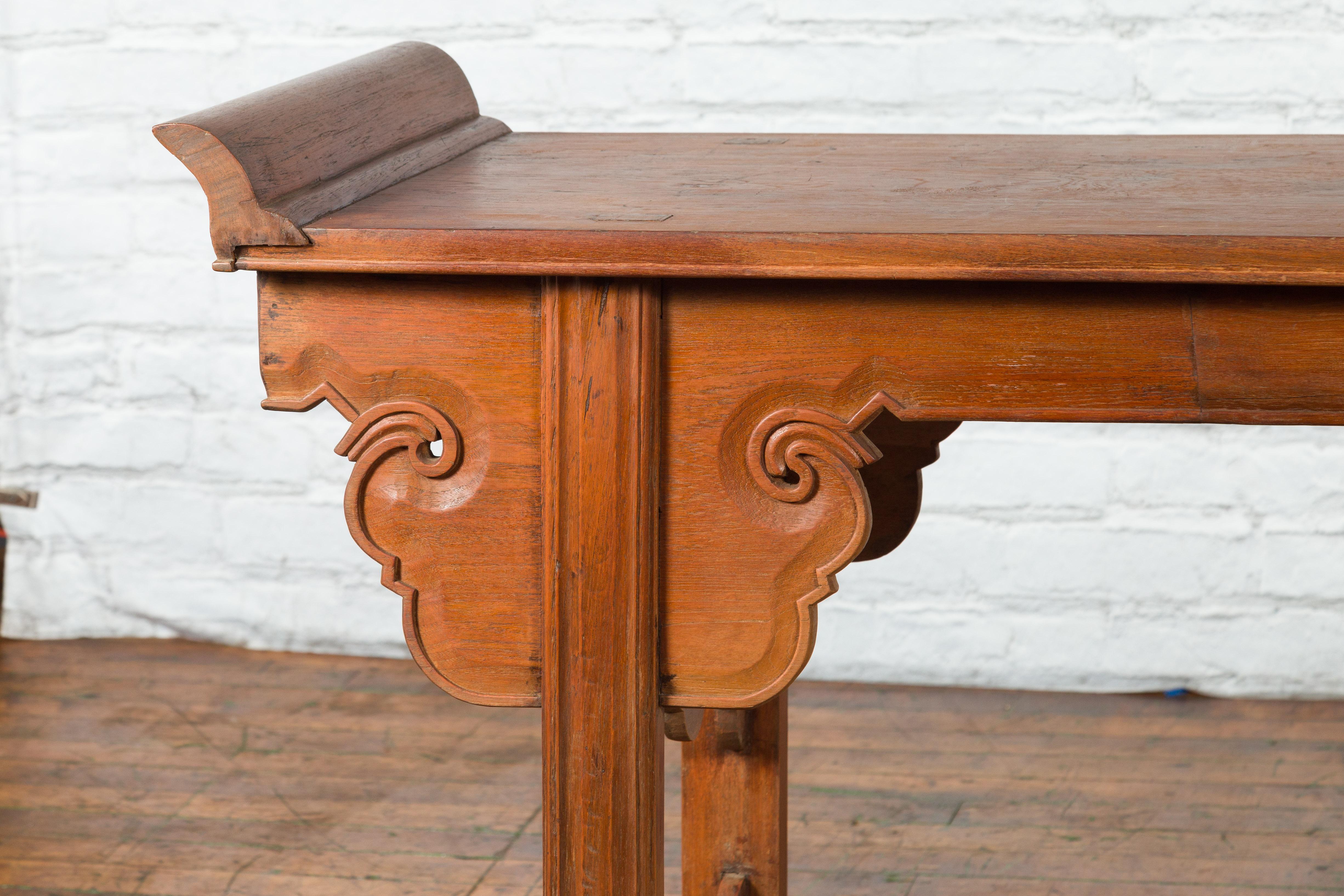 Chinese Late 20th Century Altar Console Table with Carved Scrolling Apron For Sale 1