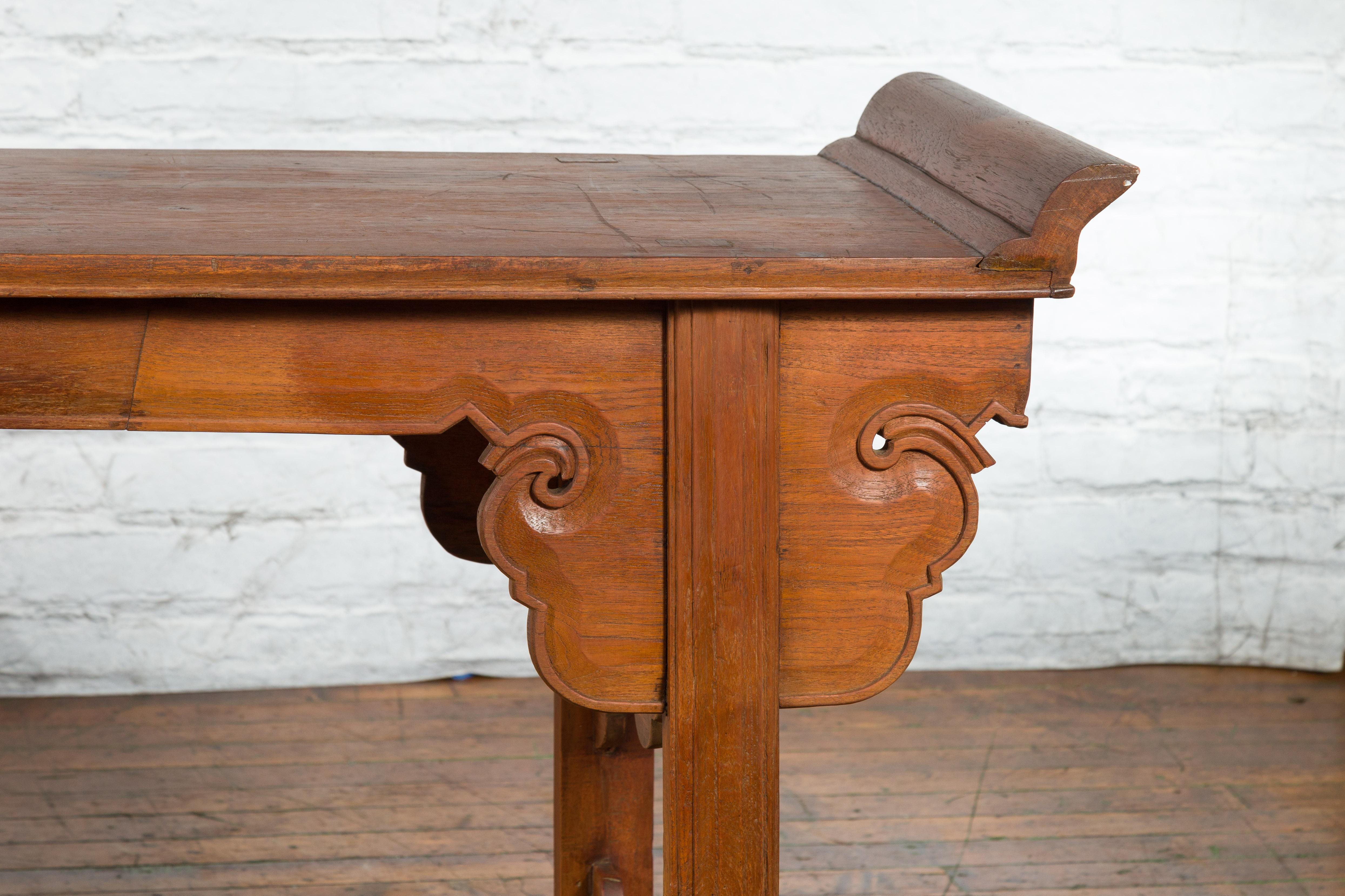 Chinese Late 20th Century Altar Console Table with Carved Scrolling Apron For Sale 2