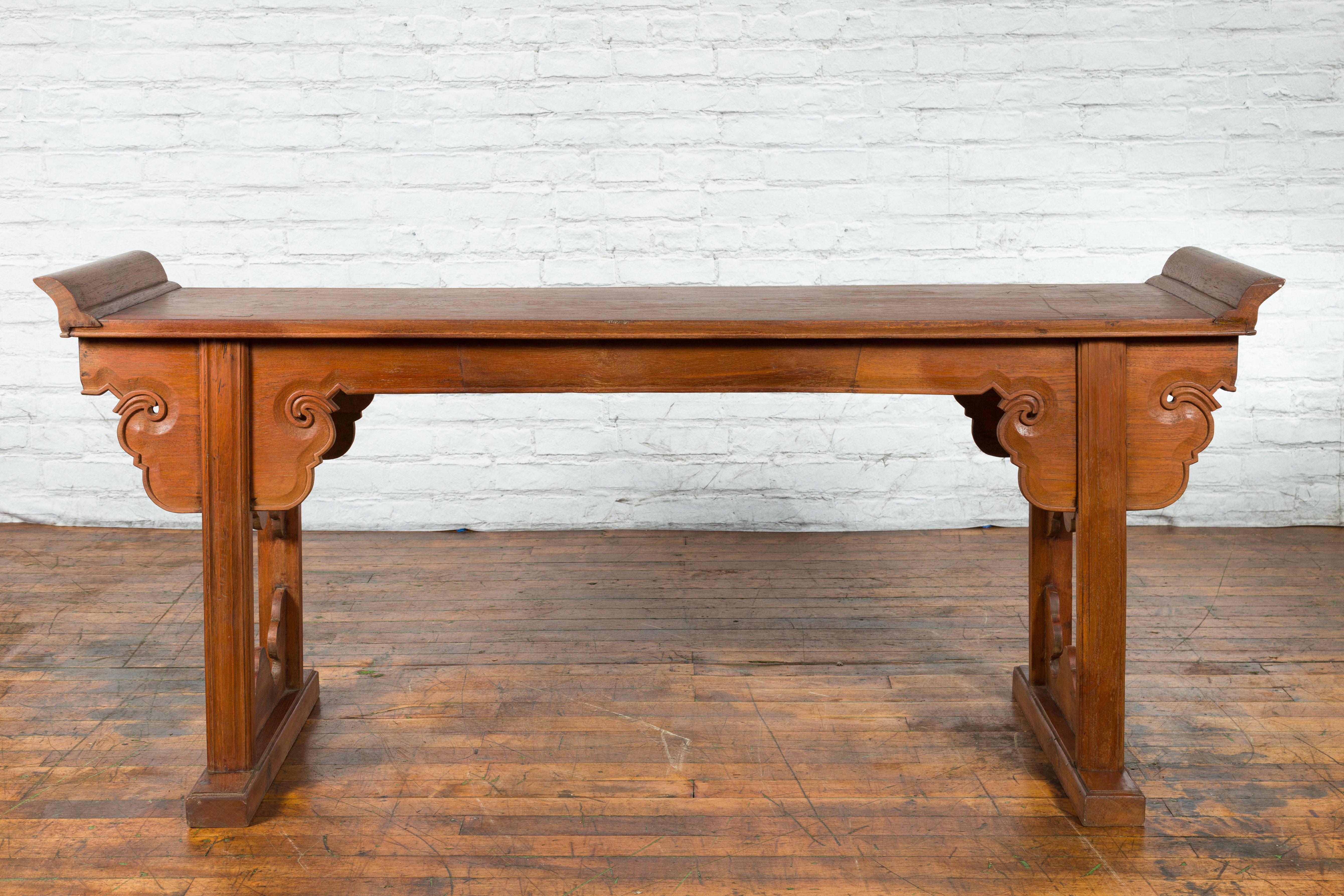 Chinese Late 20th Century Altar Console Table with Carved Scrolling Apron For Sale 4