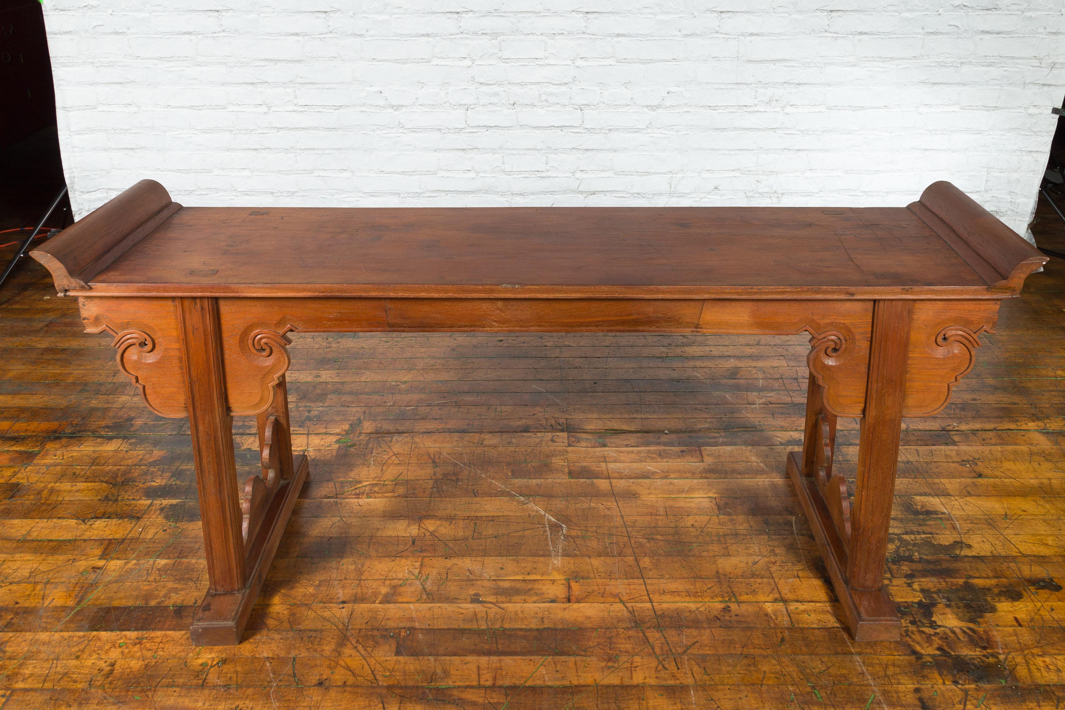 Chinese Late 20th Century Altar Console Table with Carved Scrolling Apron For Sale 5