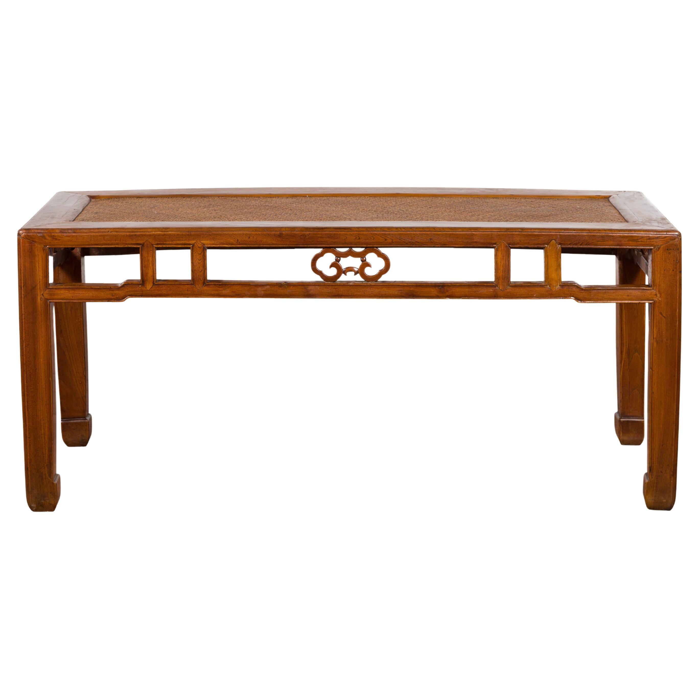 Table basse chinoise du 19ème siècle de la dynastie Qing avec plateau en rotin et tablier sculpté