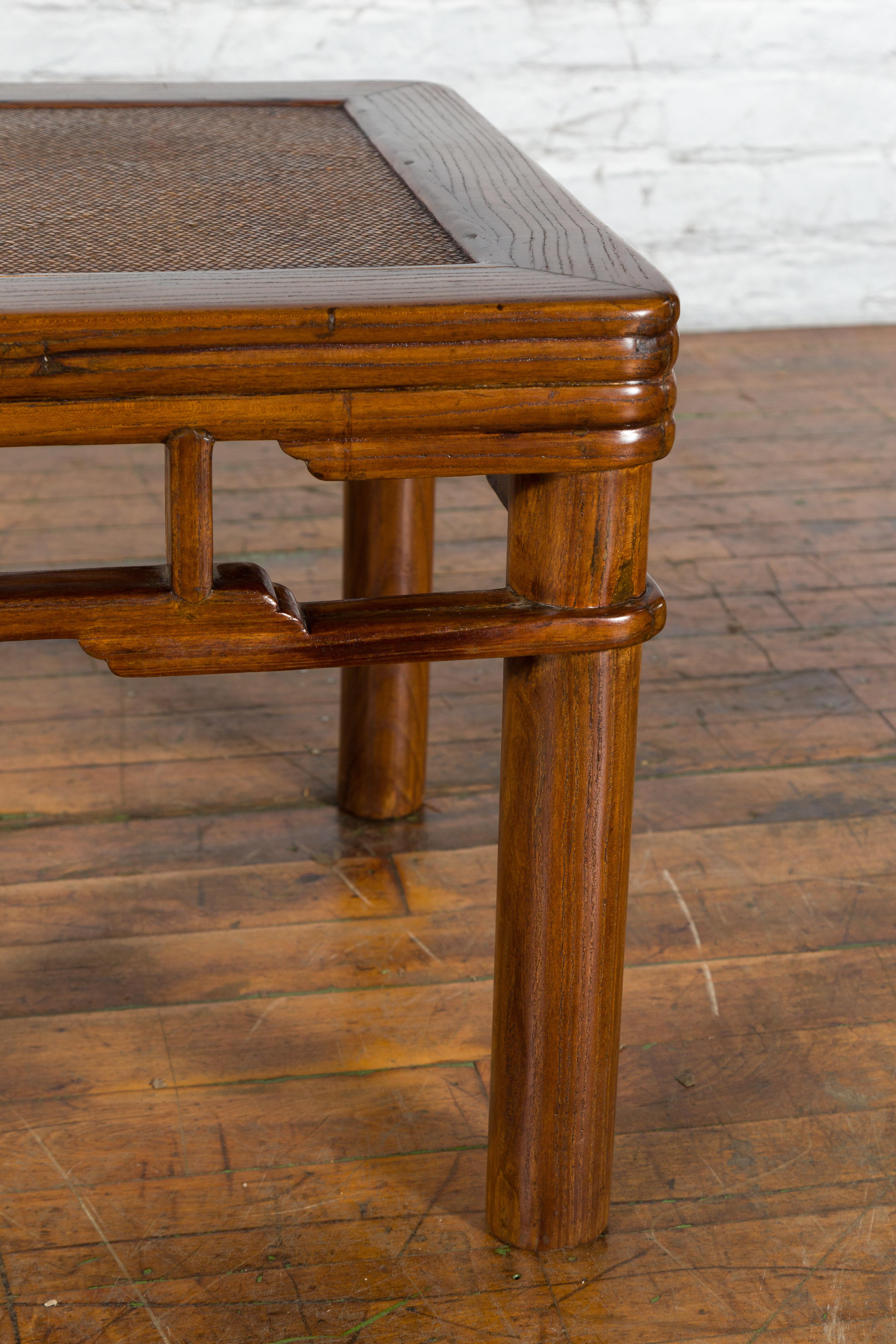 Rotin Table d'appoint chinoise en bois de la dynastie Qing du 19e siècle avec motifs de structures de piliers en vente