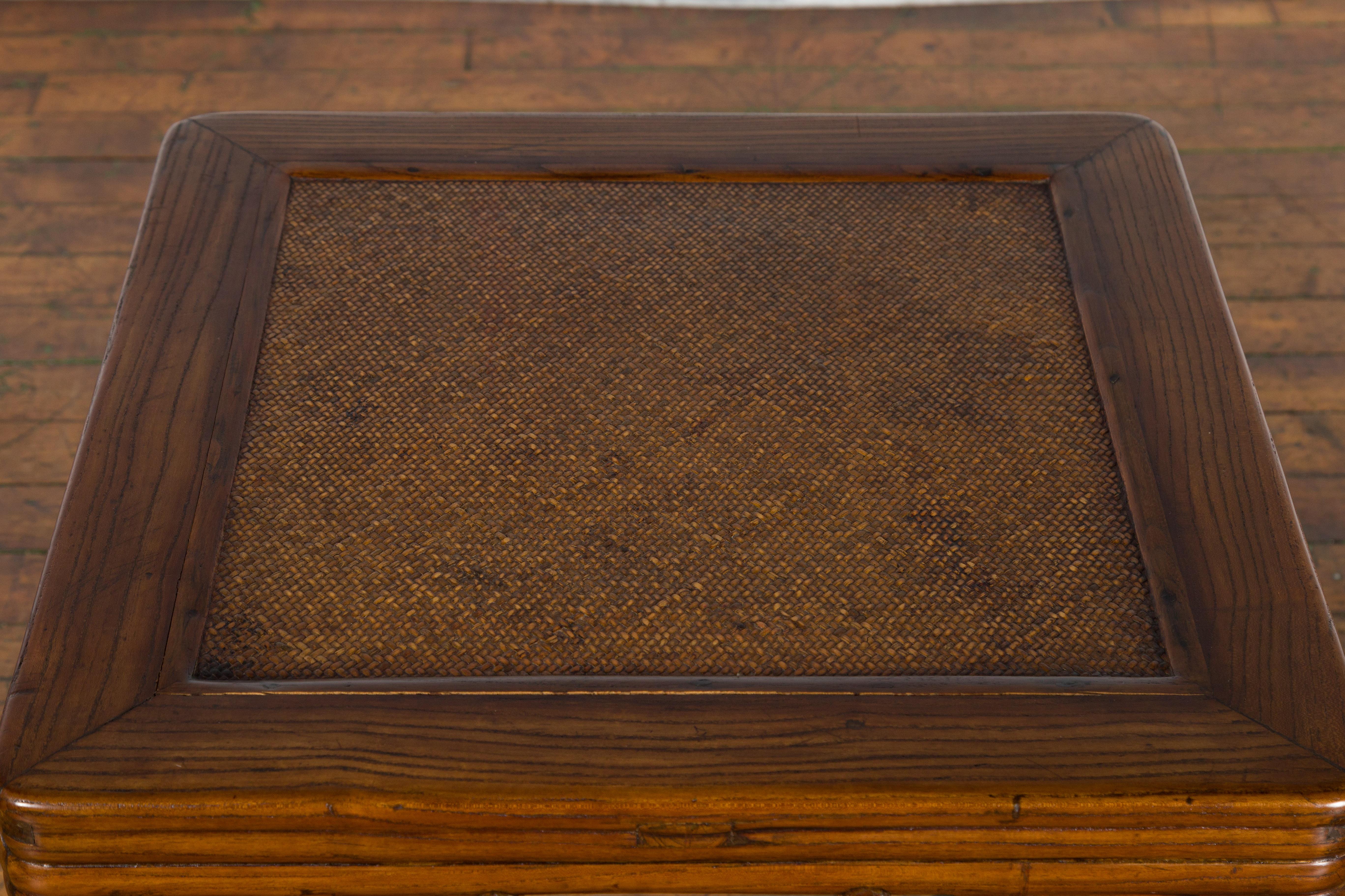 Table d'appoint chinoise en bois de la dynastie Qing du 19e siècle avec motifs de structures de piliers en vente 2