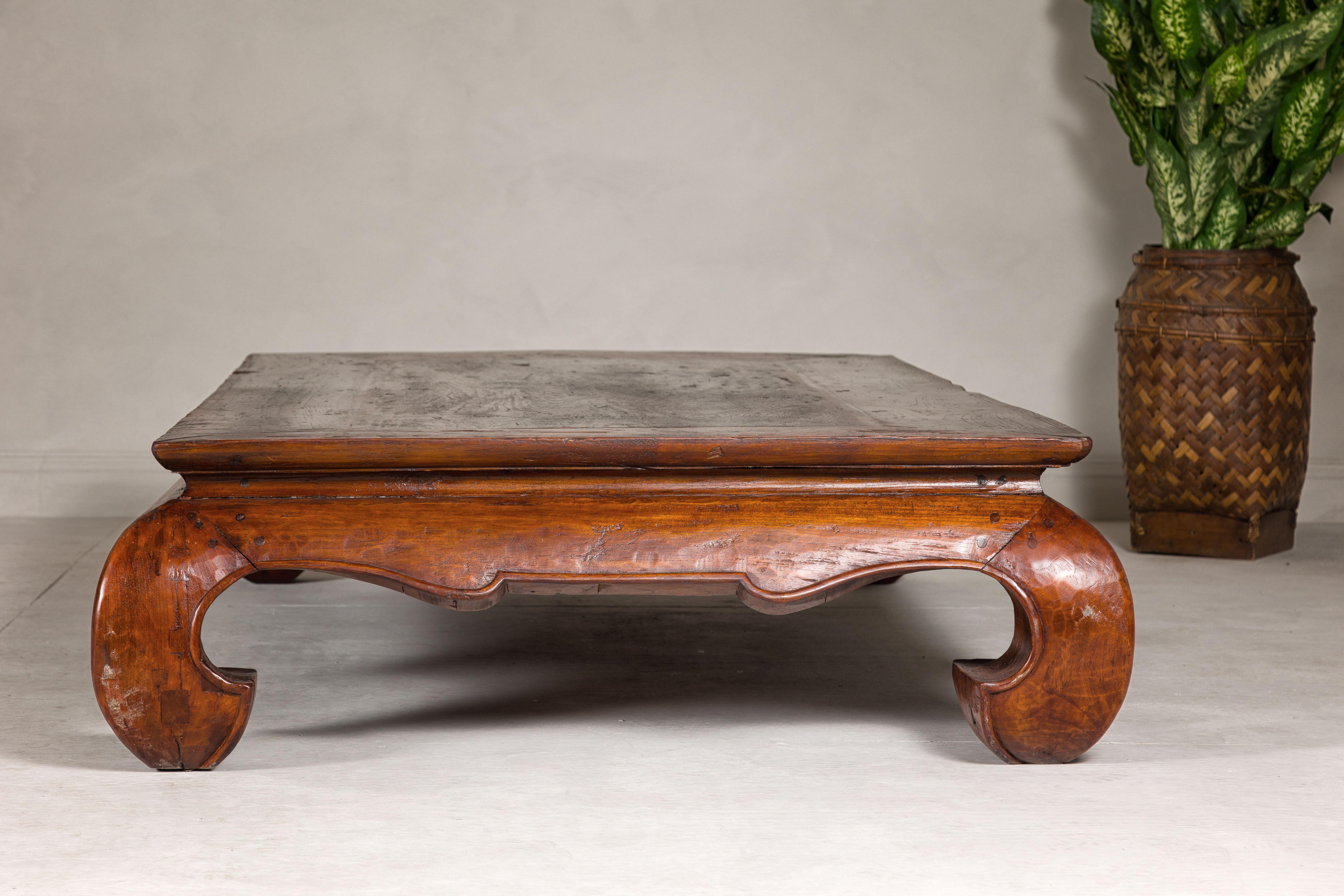 Qing Dynasty 19th Century Chow Leg Kang Table with Weathered Rustic Patina For Sale 11