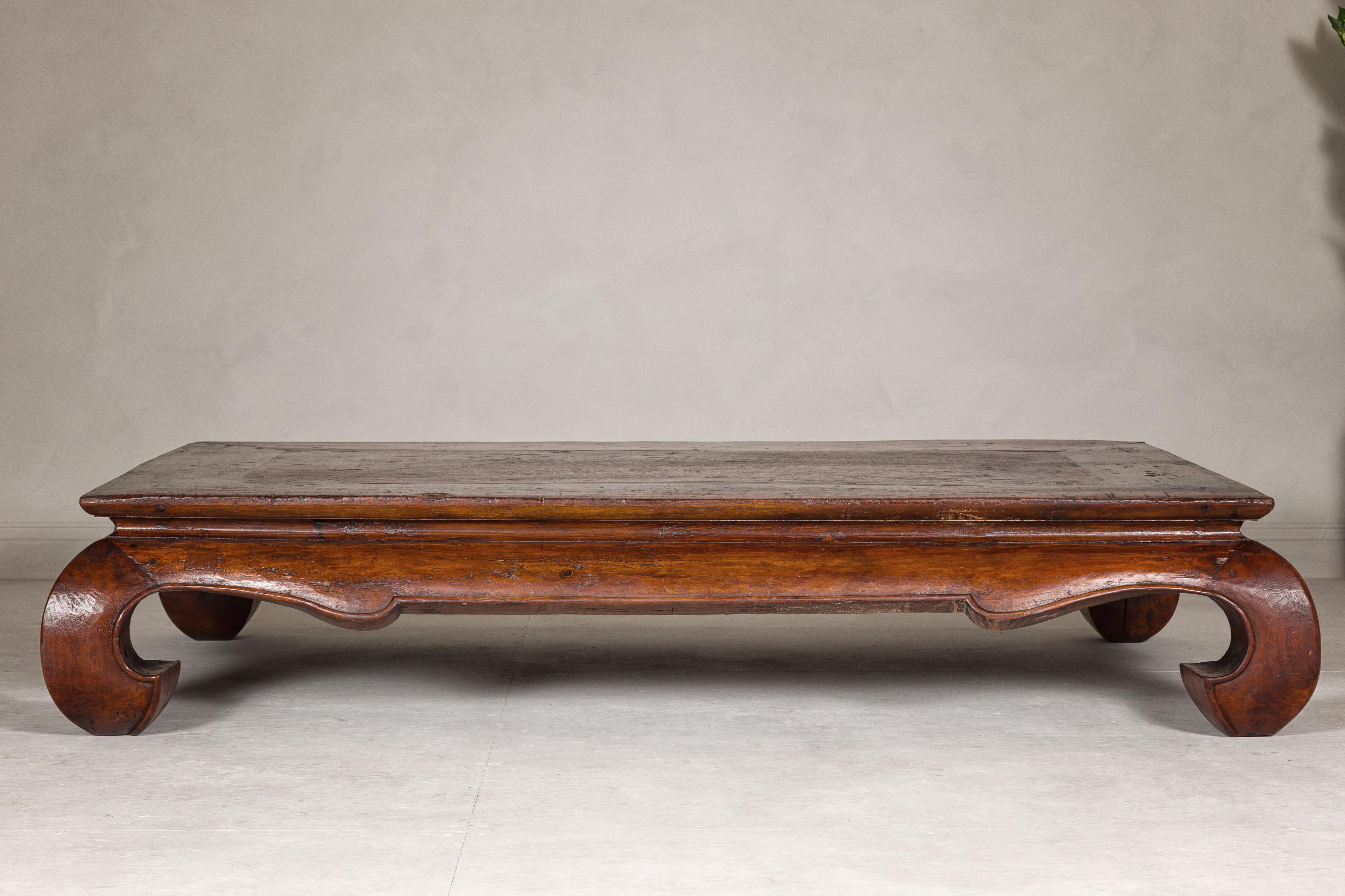 Qing Dynasty 19. Jahrhundert Chow Leg Kang Tisch mit verwitterten rustikalen Patina (Qing-Dynastie) im Angebot