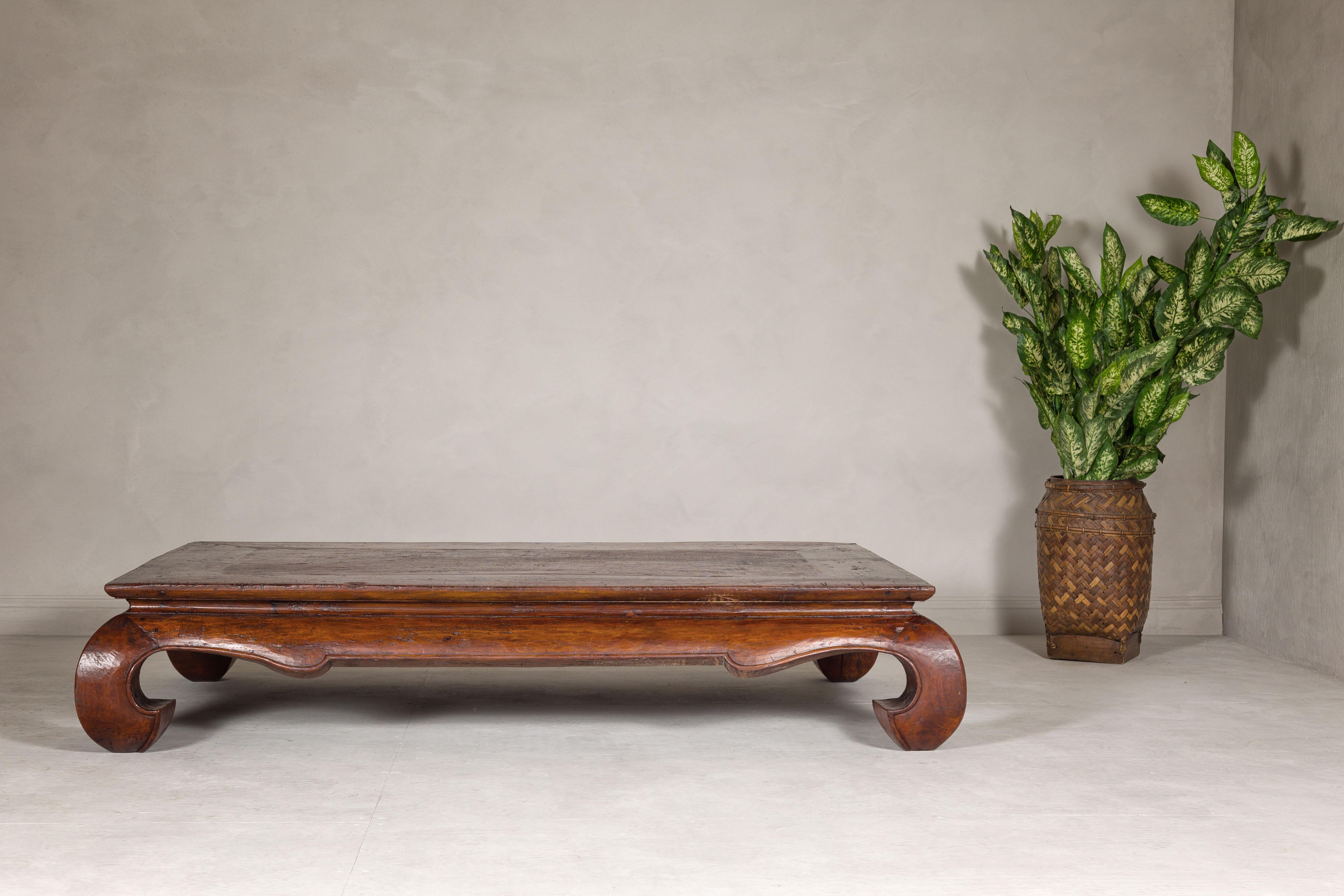 Qing Dynasty 19th Century Chow Leg Kang Table with Weathered Rustic Patina In Good Condition For Sale In Yonkers, NY