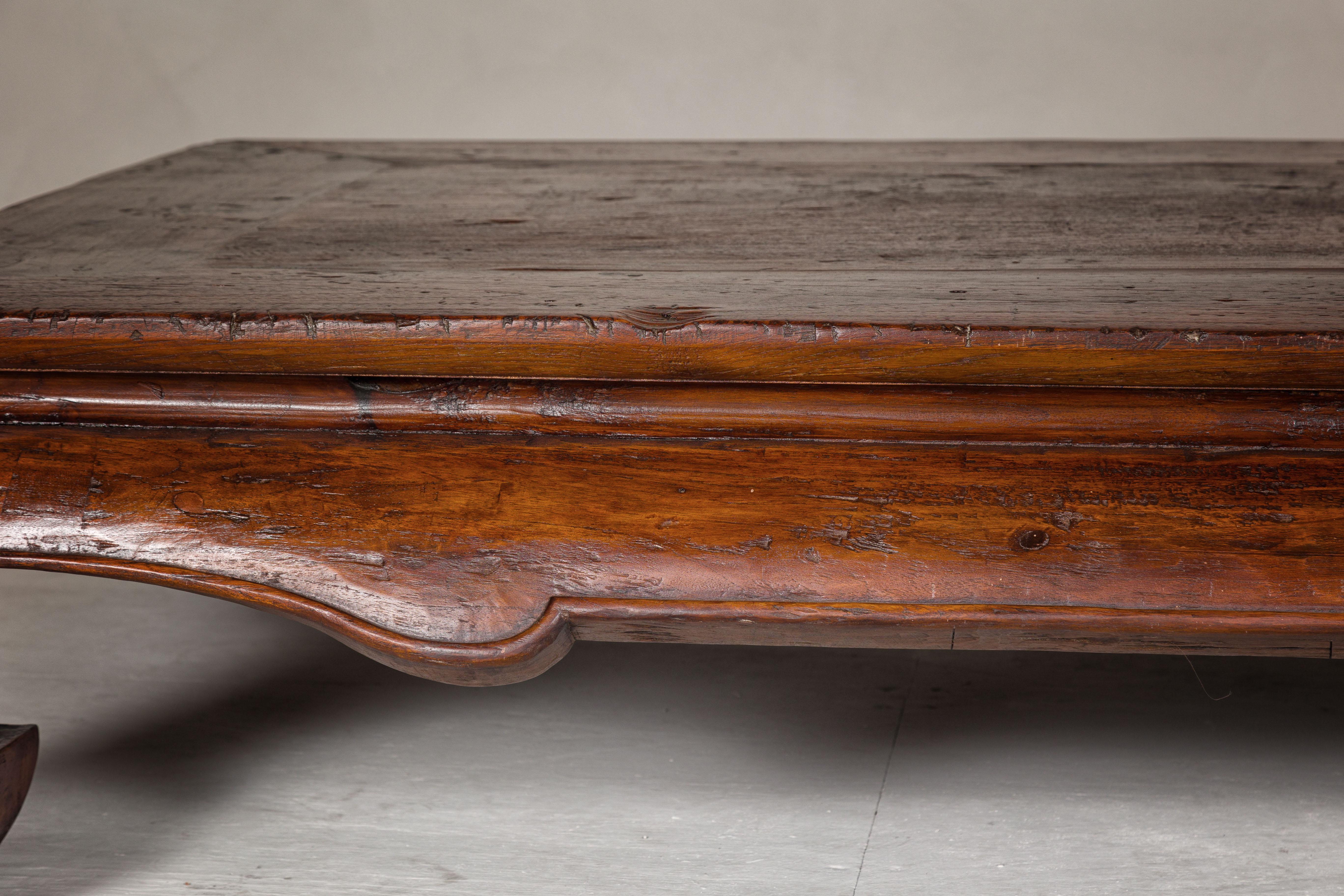 Qing Dynasty 19th Century Chow Leg Kang Table with Weathered Rustic Patina For Sale 3