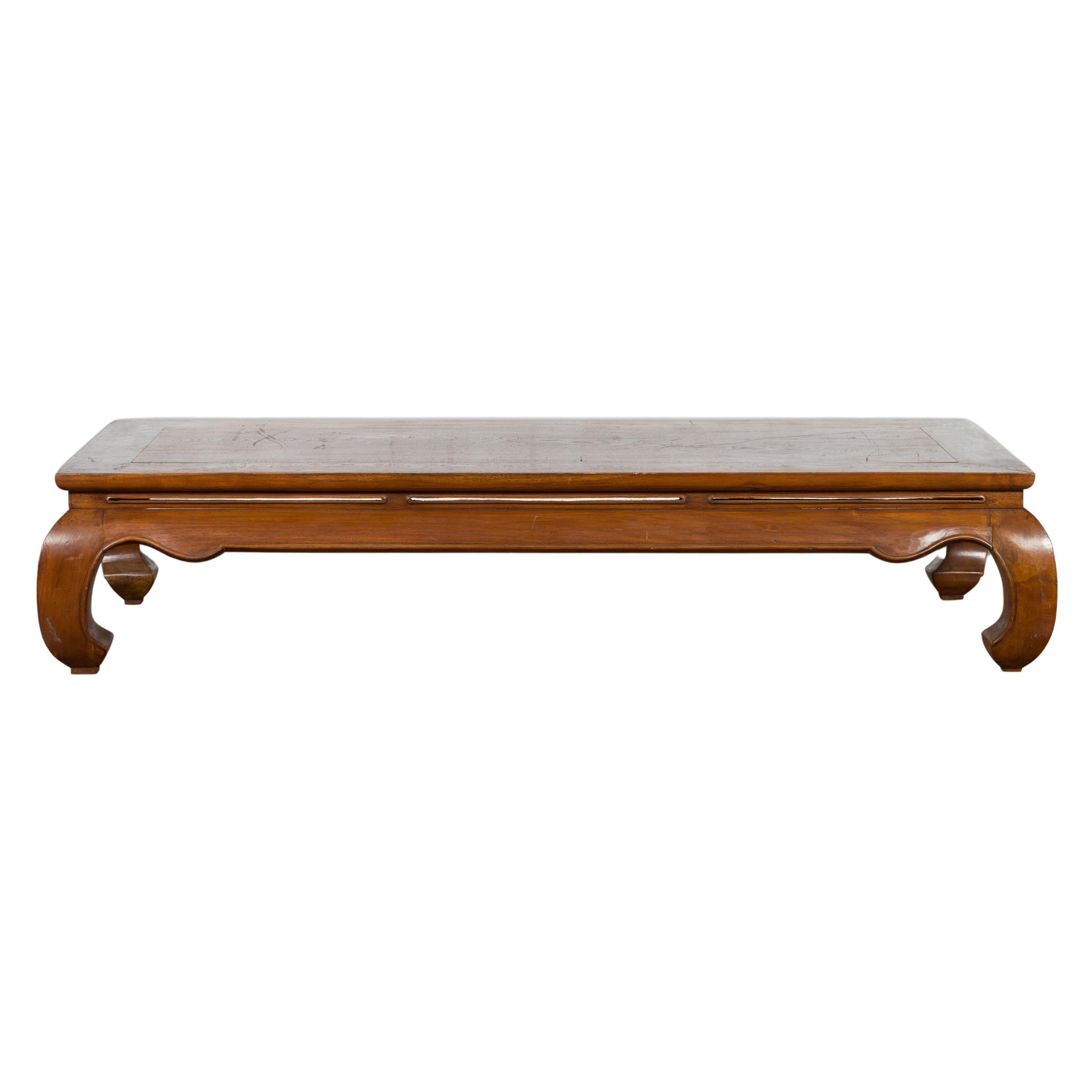 Mesa de centro de la dinastía Qing del siglo XIX con patas chow y delantal tallado