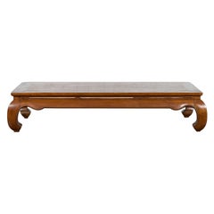 Table basse de la dynastie Qing, 19e siècle, à pieds Chow et tablier sculpté