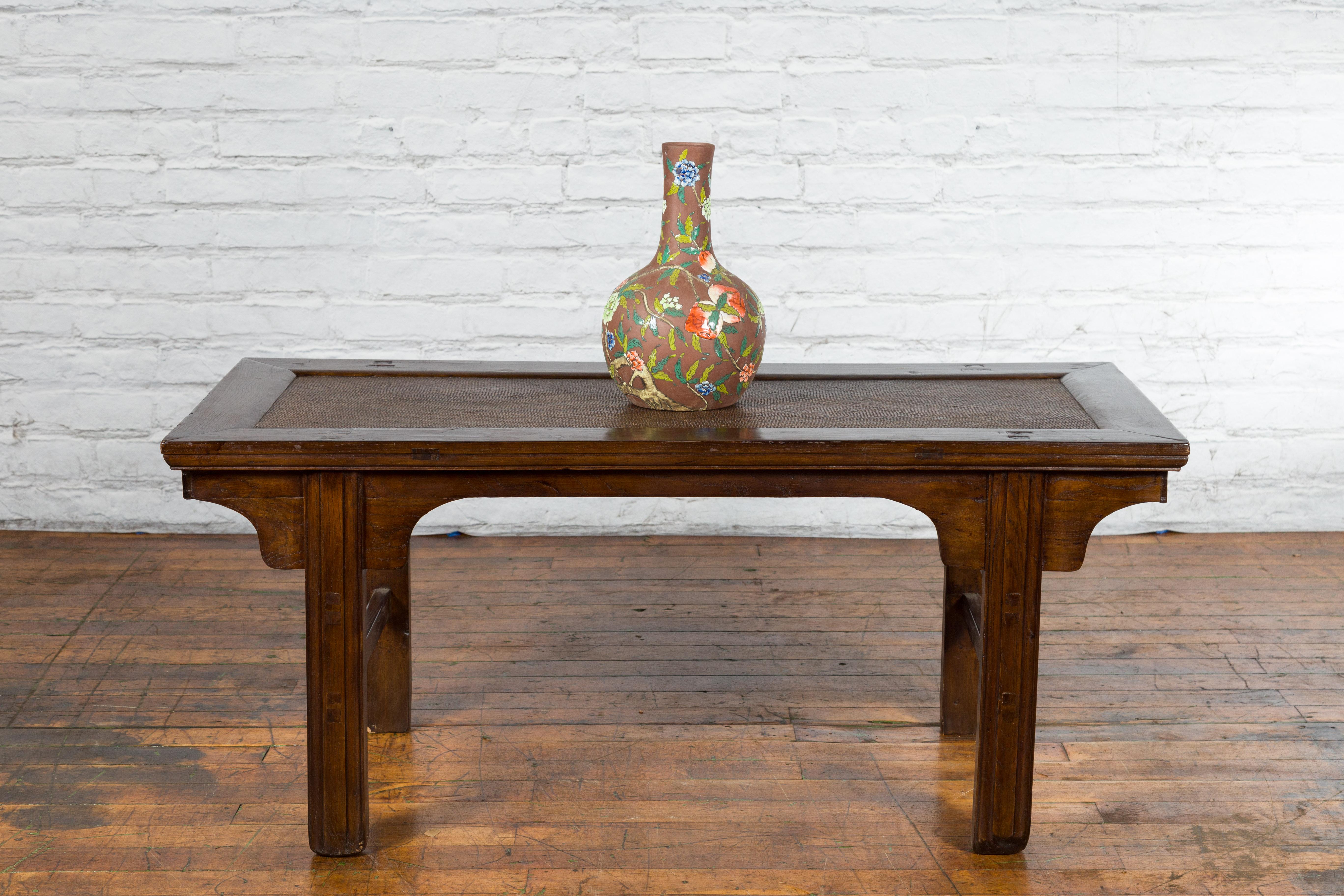 Table basse du XIXe siècle de la dynastie Qing avec plateau en rotin et tablier sculpté Bon état - En vente à Yonkers, NY