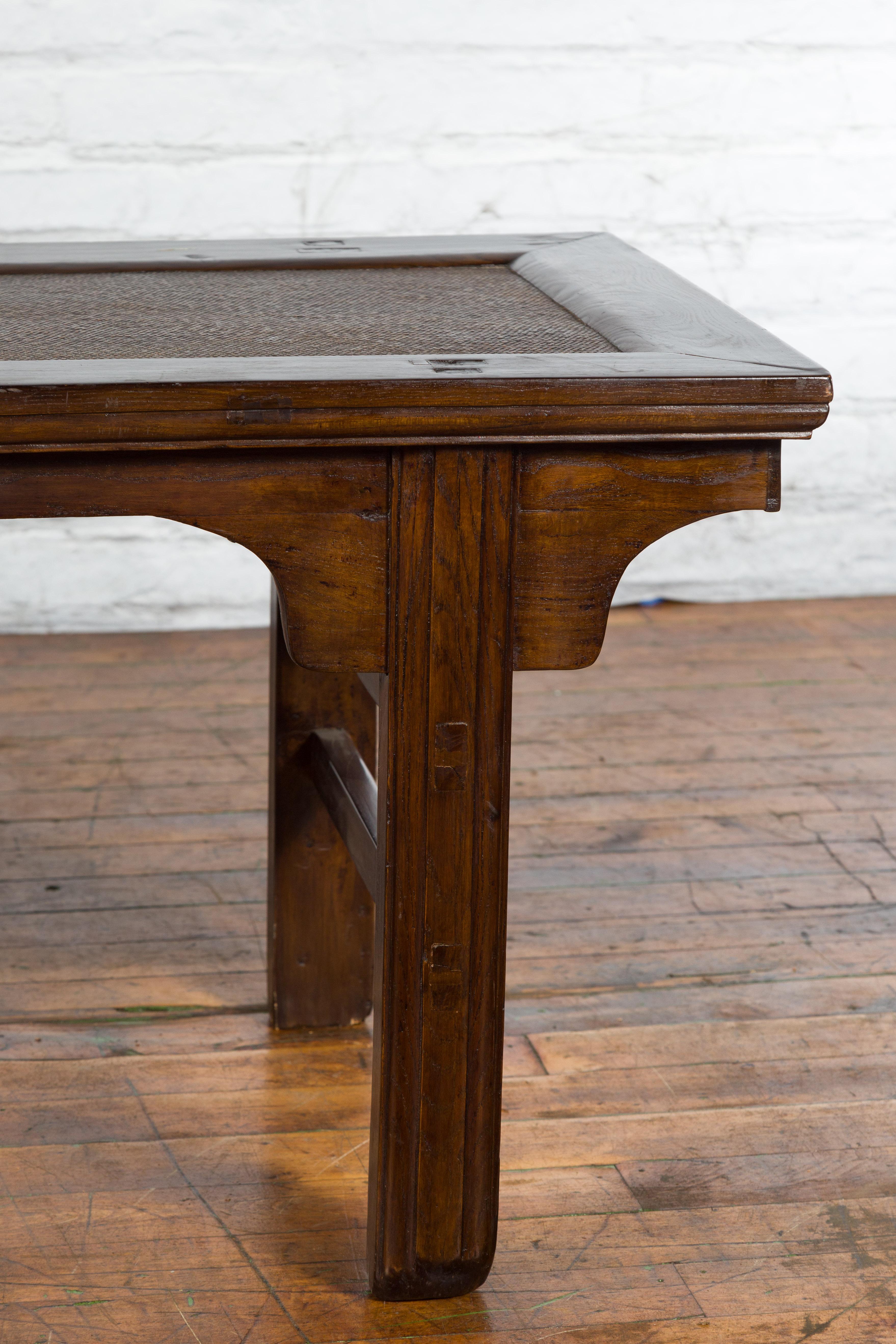 Table basse du XIXe siècle de la dynastie Qing avec plateau en rotin et tablier sculpté en vente 3