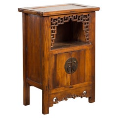Dynasty Qing 19ème siècle Cabinet d'appoint en orme avec étagère et portes ajourées