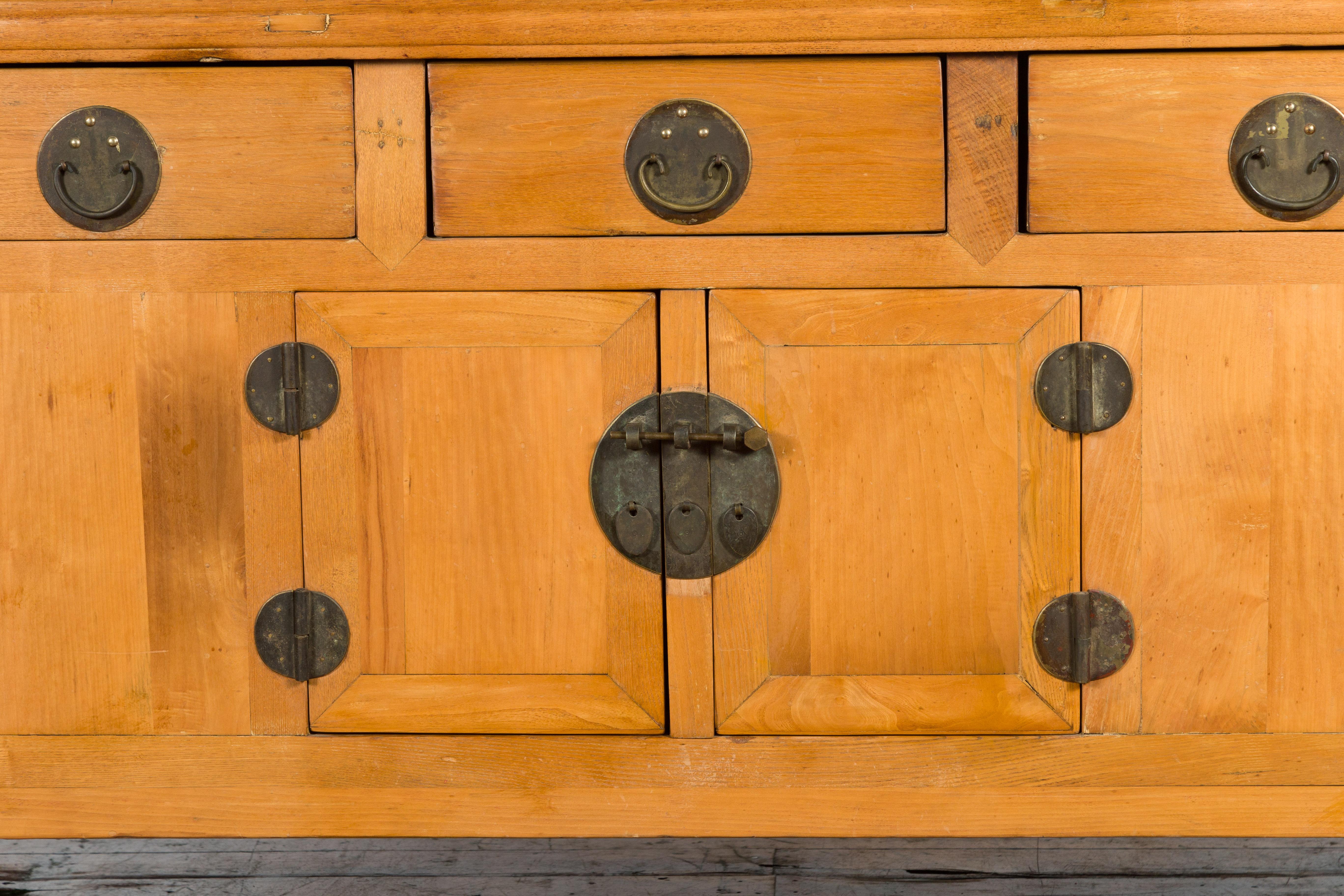 Qing Dynasty 19th Century Natural Wood Sideboard with Large Carved Spandrels For Sale 7