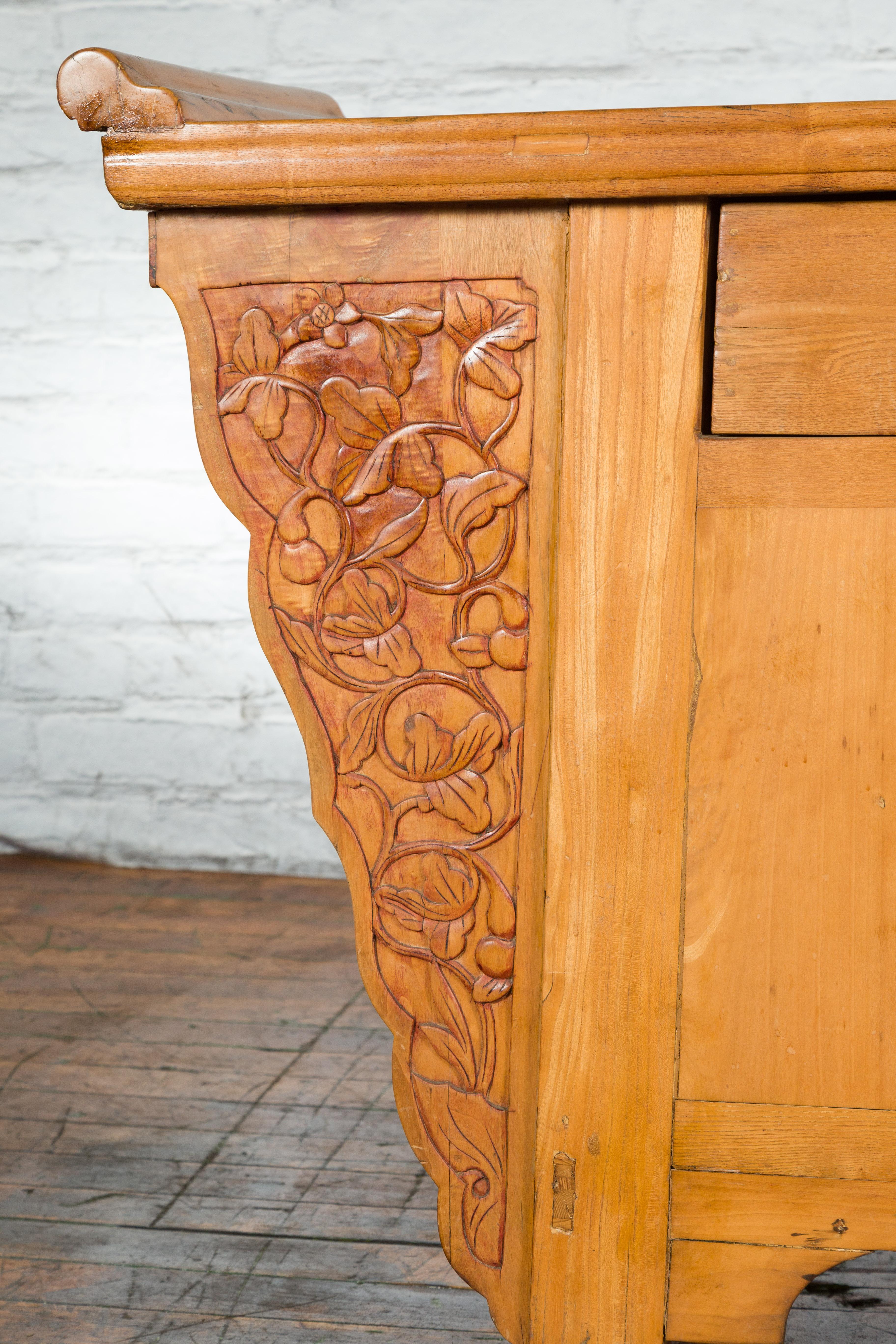 Qing Dynasty 19th Century Natural Wood Sideboard with Large Carved Spandrels For Sale 8