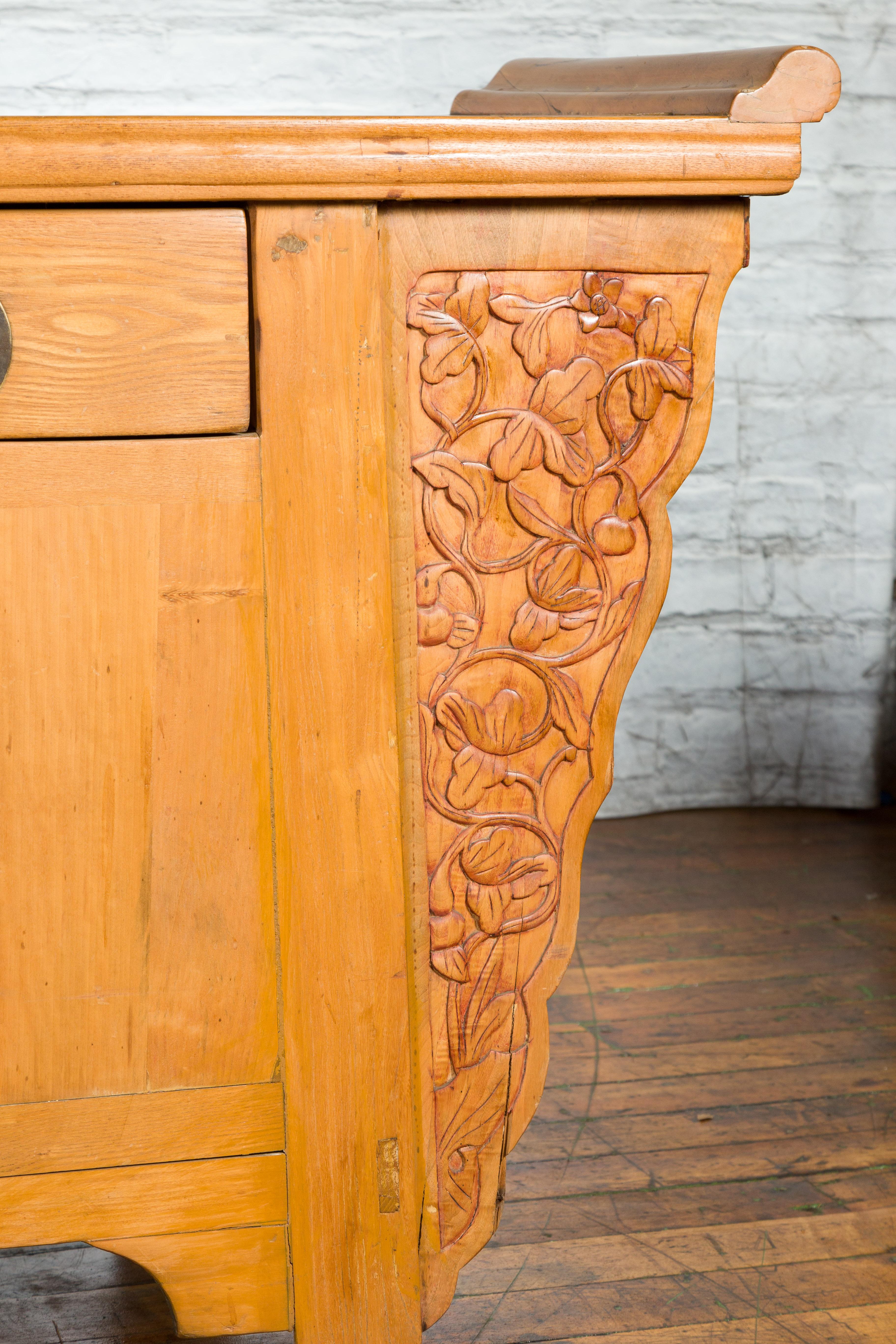 Qing Dynasty 19th Century Natural Wood Sideboard with Large Carved Spandrels For Sale 9