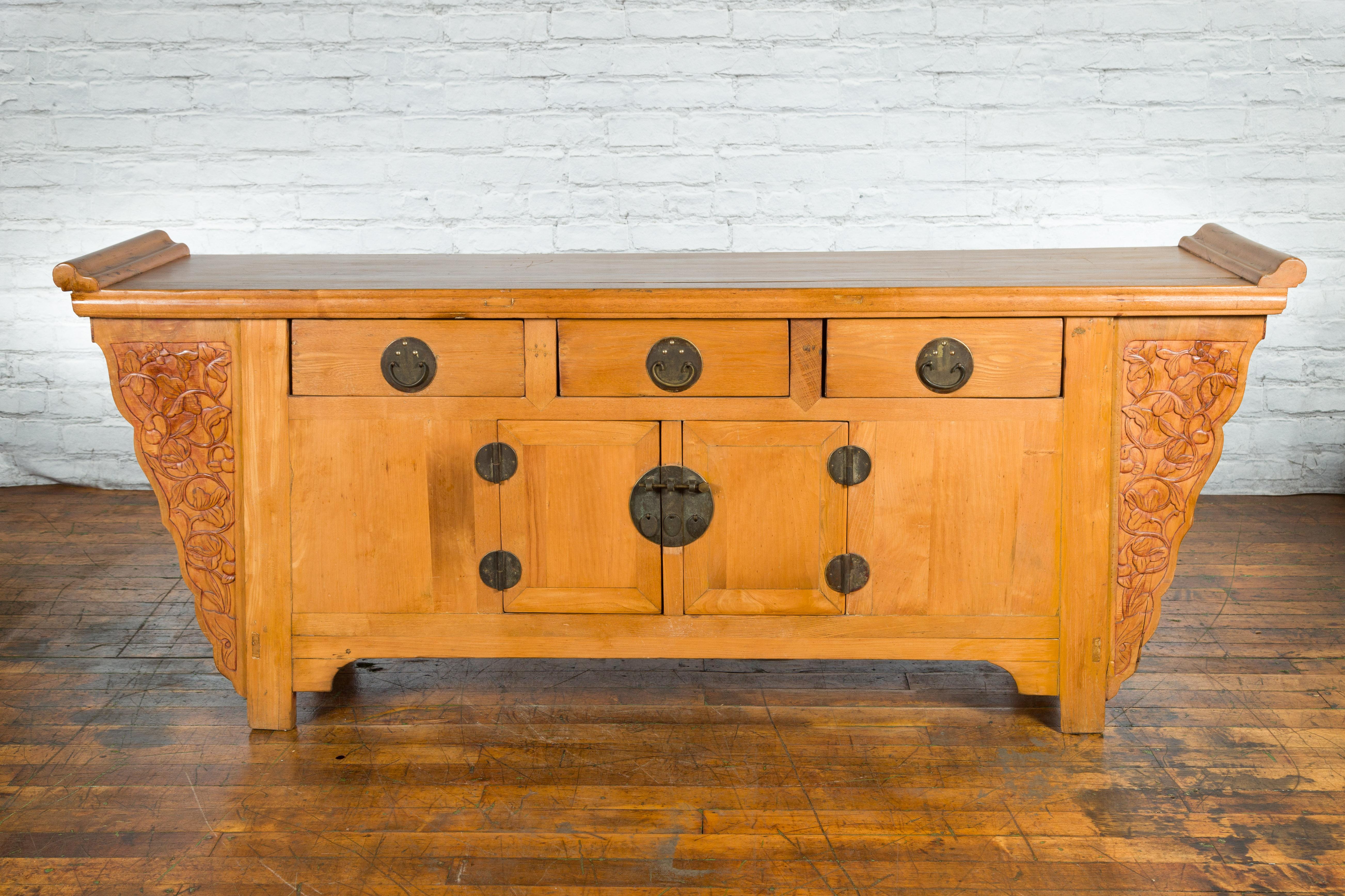 Qing Dynasty 19th Century Natural Wood Sideboard with Large Carved Spandrels For Sale 10