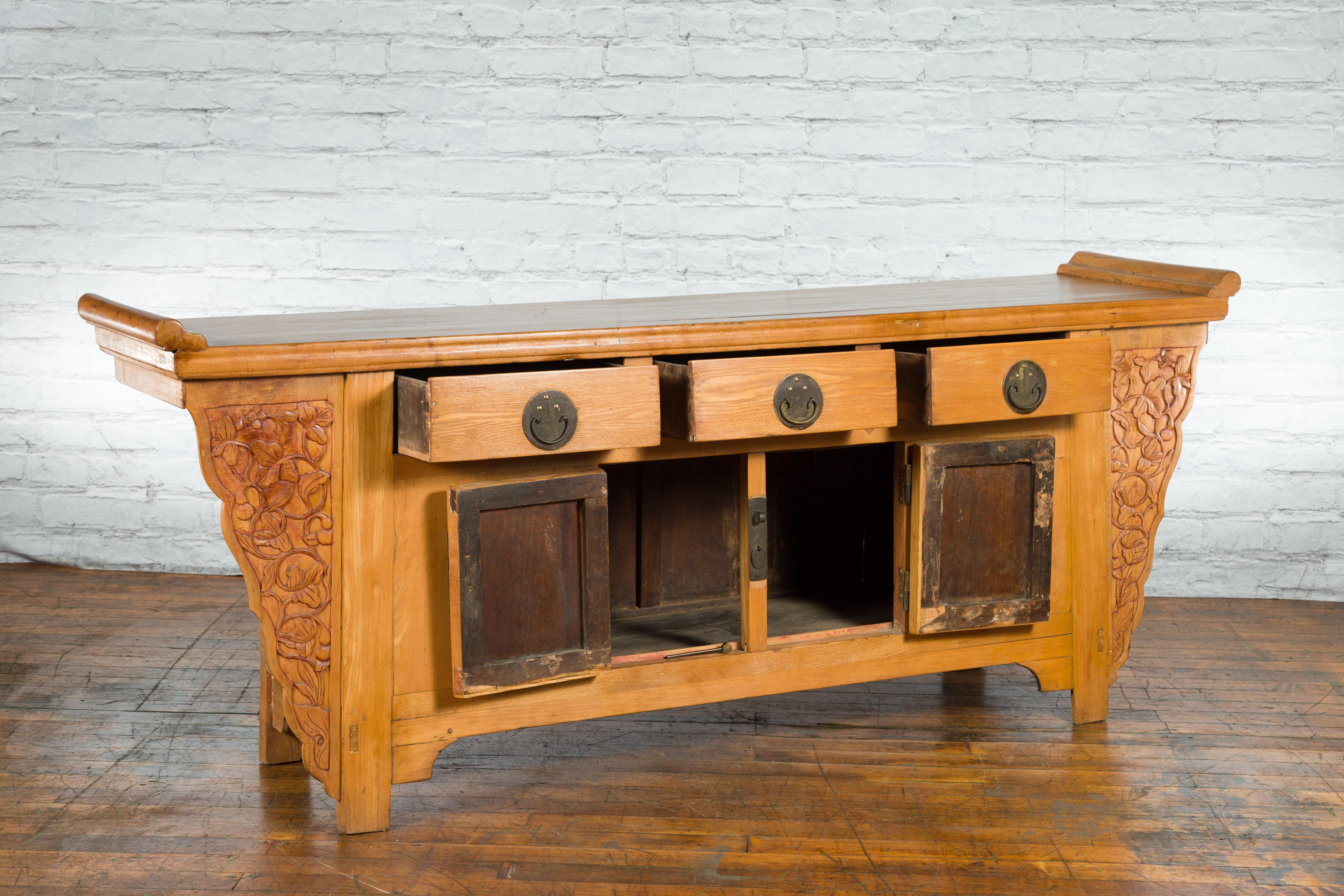 Qing Dynasty 19th Century Natural Wood Sideboard with Large Carved Spandrels For Sale 11