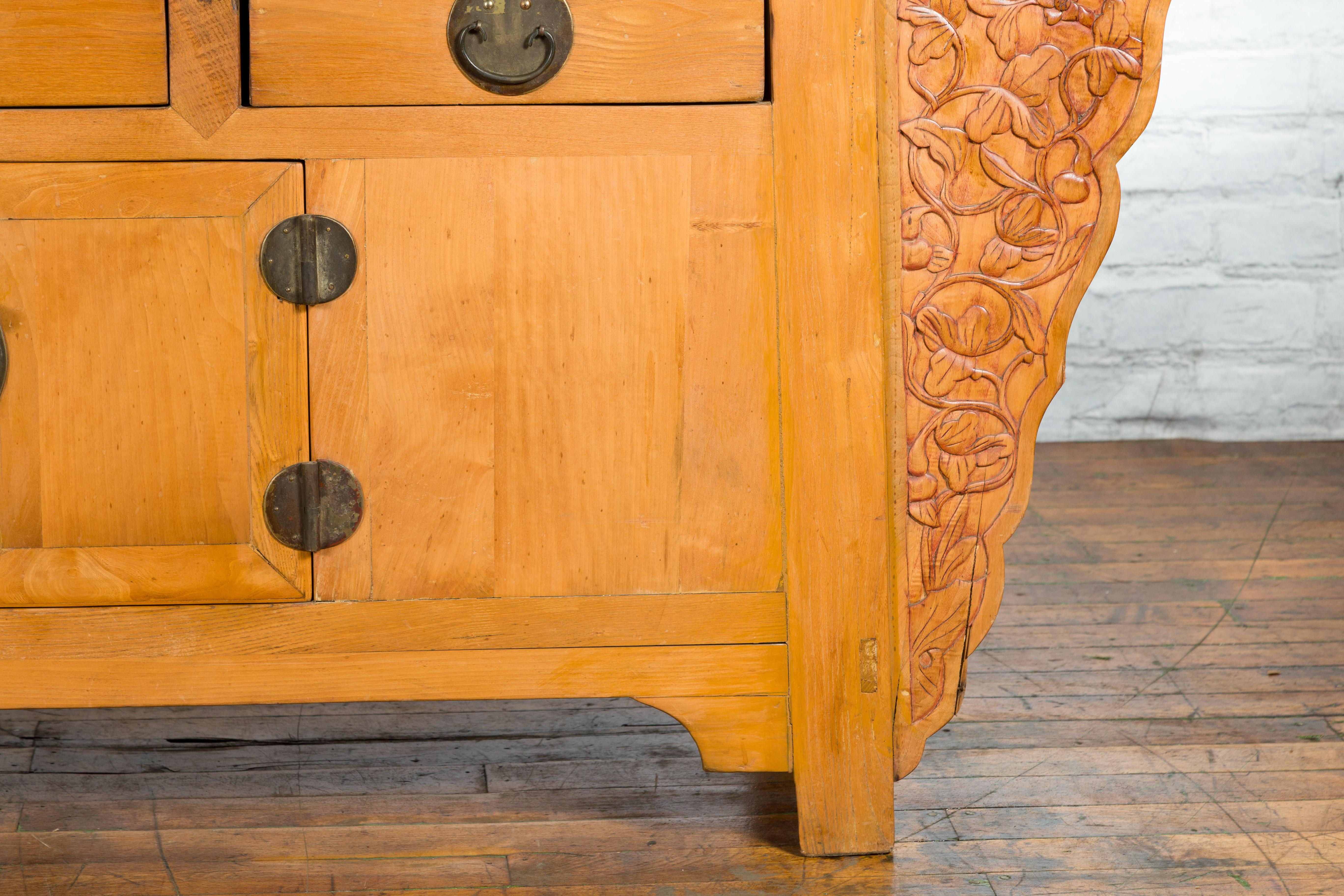 Qing Dynasty 19th Century Natural Wood Sideboard with Large Carved Spandrels For Sale 3