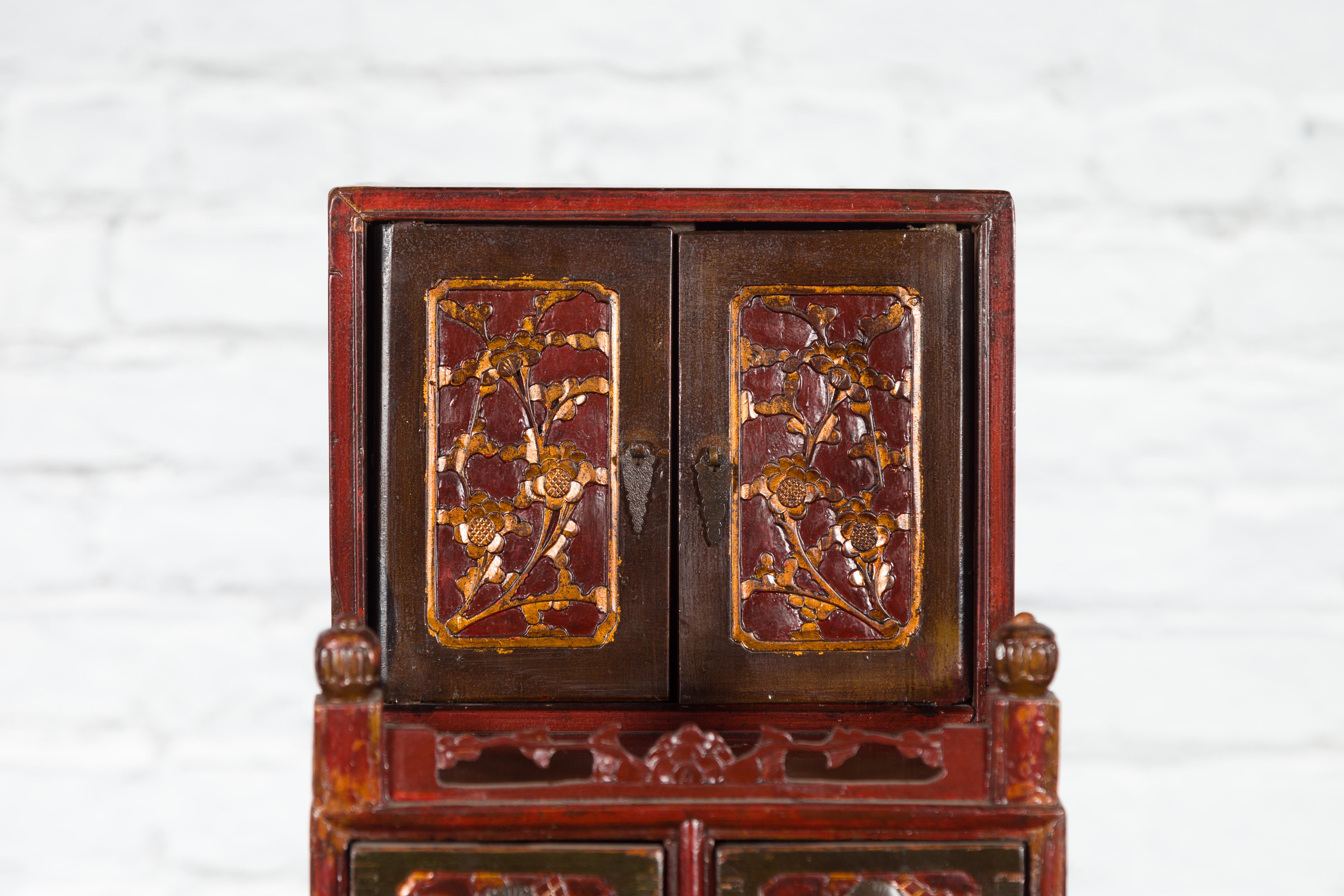 Qing Dynasty 19th Century Red and Brown Lacquer Jewelry Box with Carved Foliage For Sale 5
