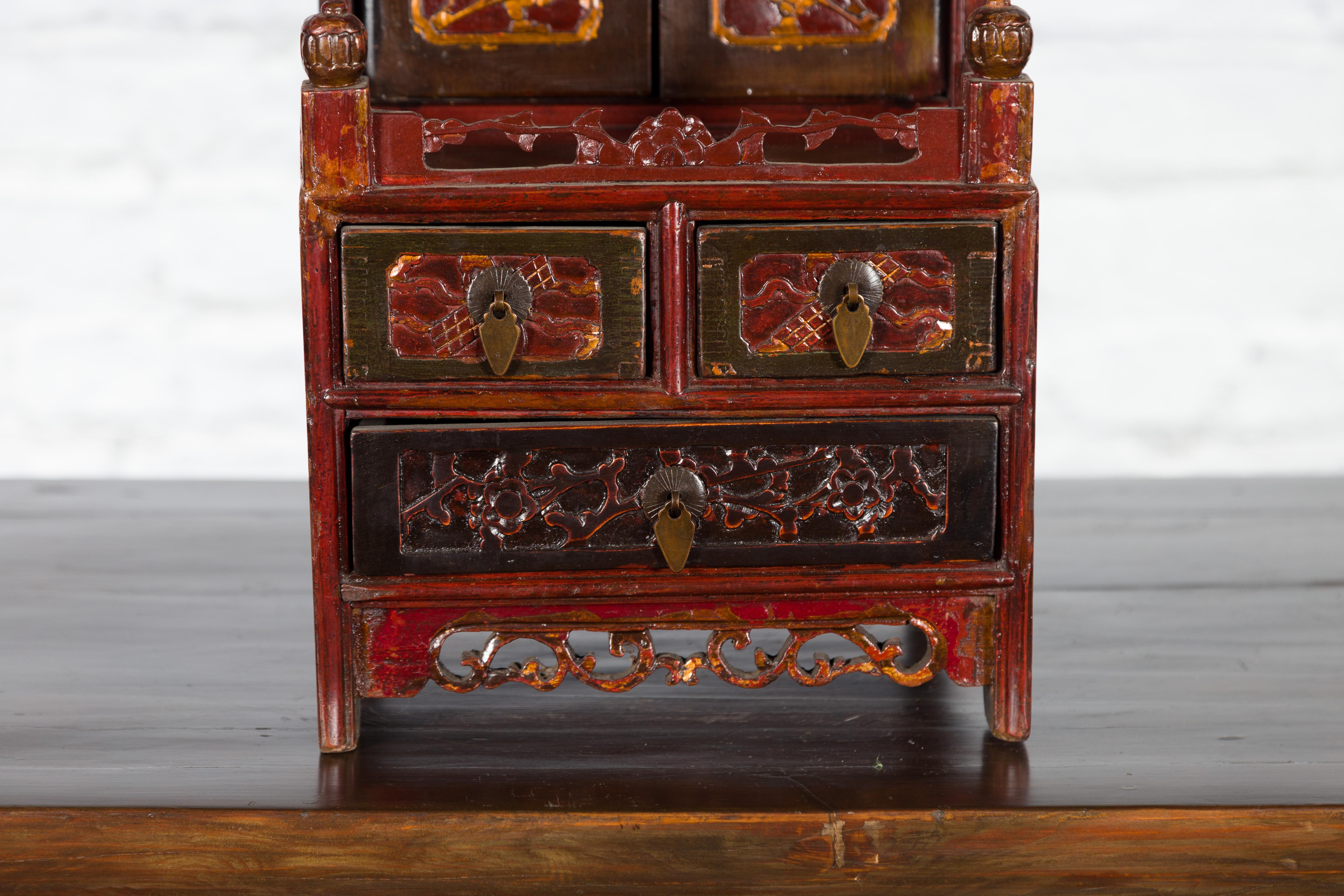 Qing Dynasty 19th Century Red and Brown Lacquer Jewelry Box with Carved Foliage For Sale 6