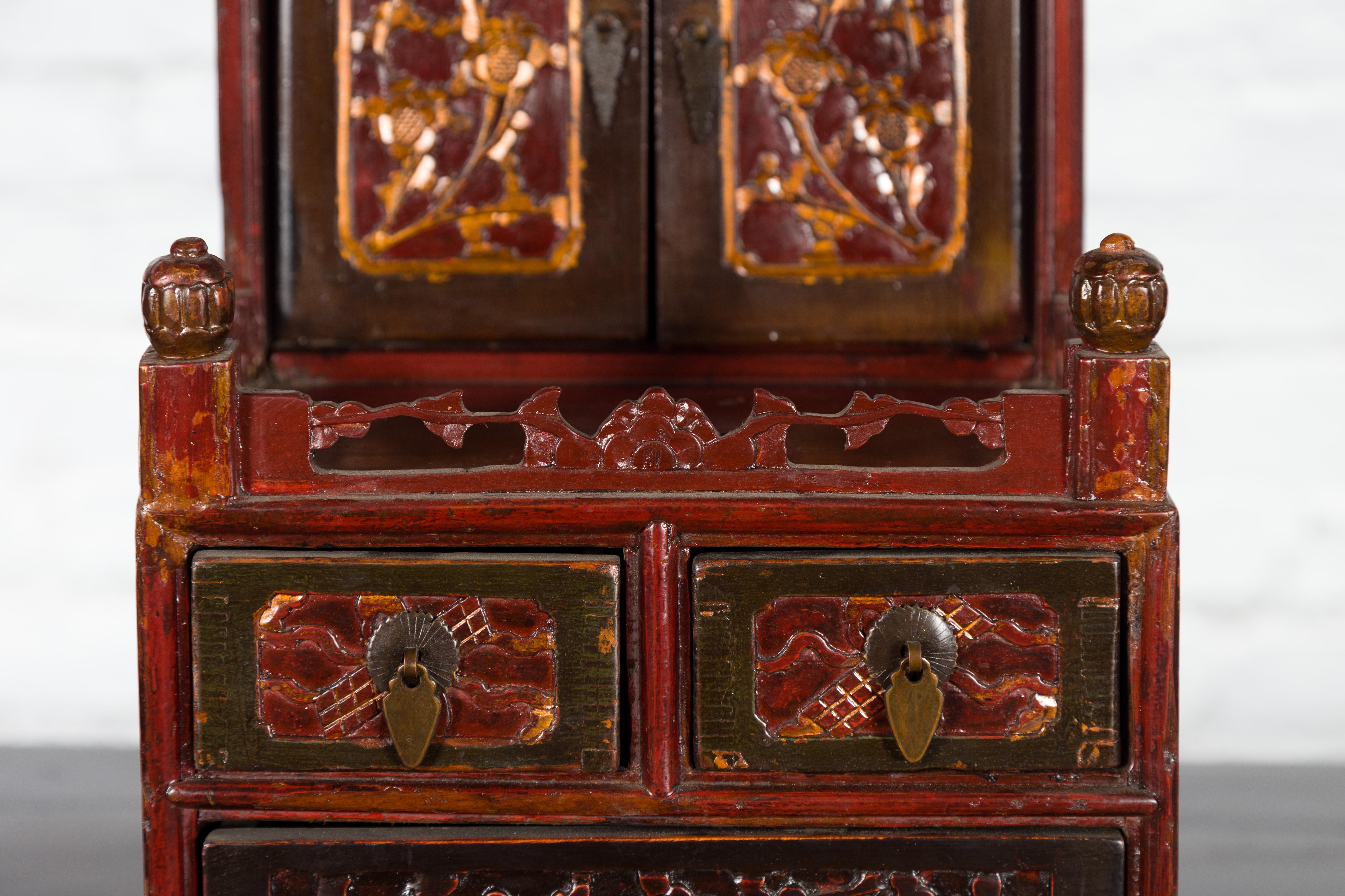 Qing Dynasty 19th Century Red and Brown Lacquer Jewelry Box with Carved Foliage For Sale 7