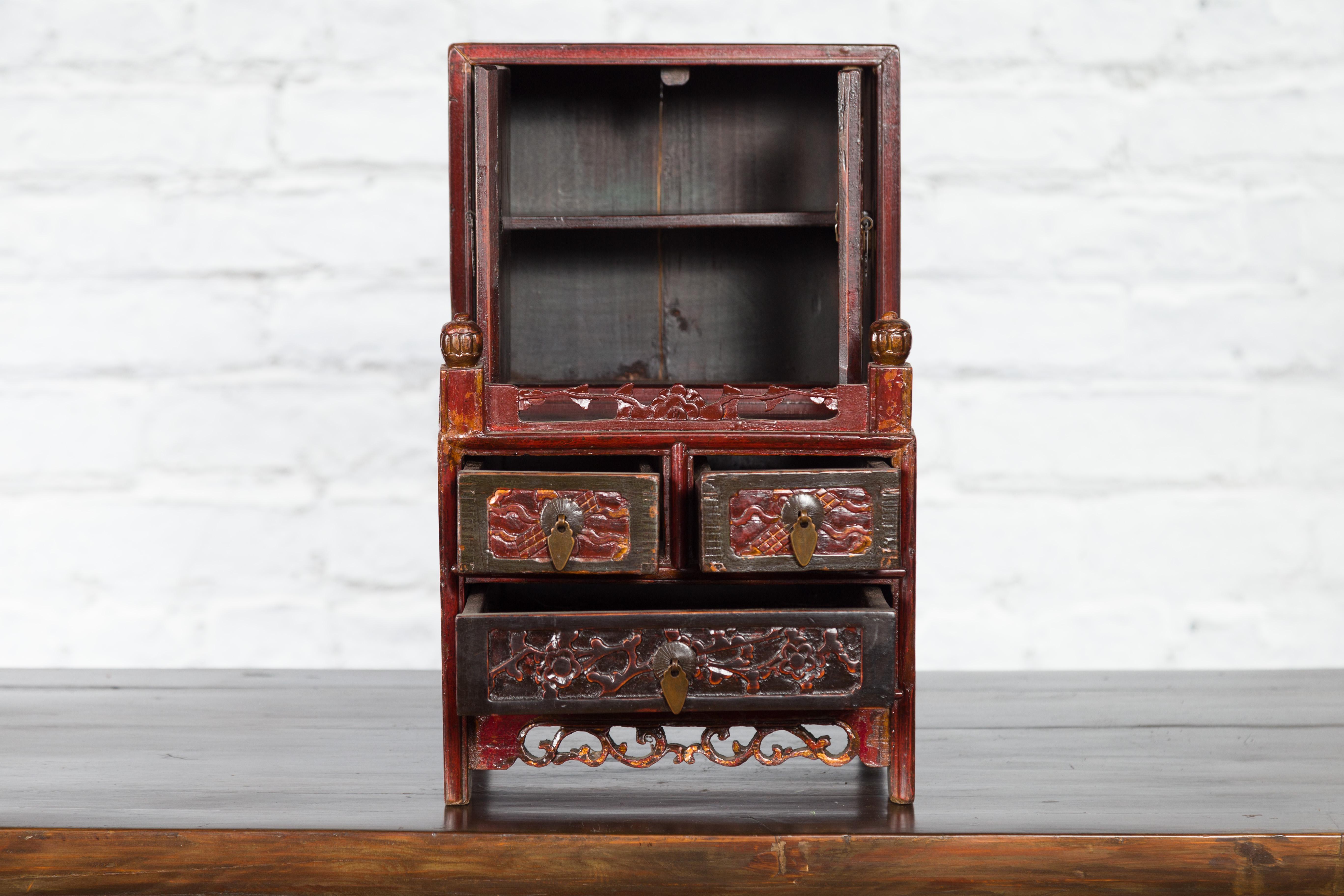 Qing Dynasty 19th Century Red and Brown Lacquer Jewelry Box with Carved Foliage For Sale 9