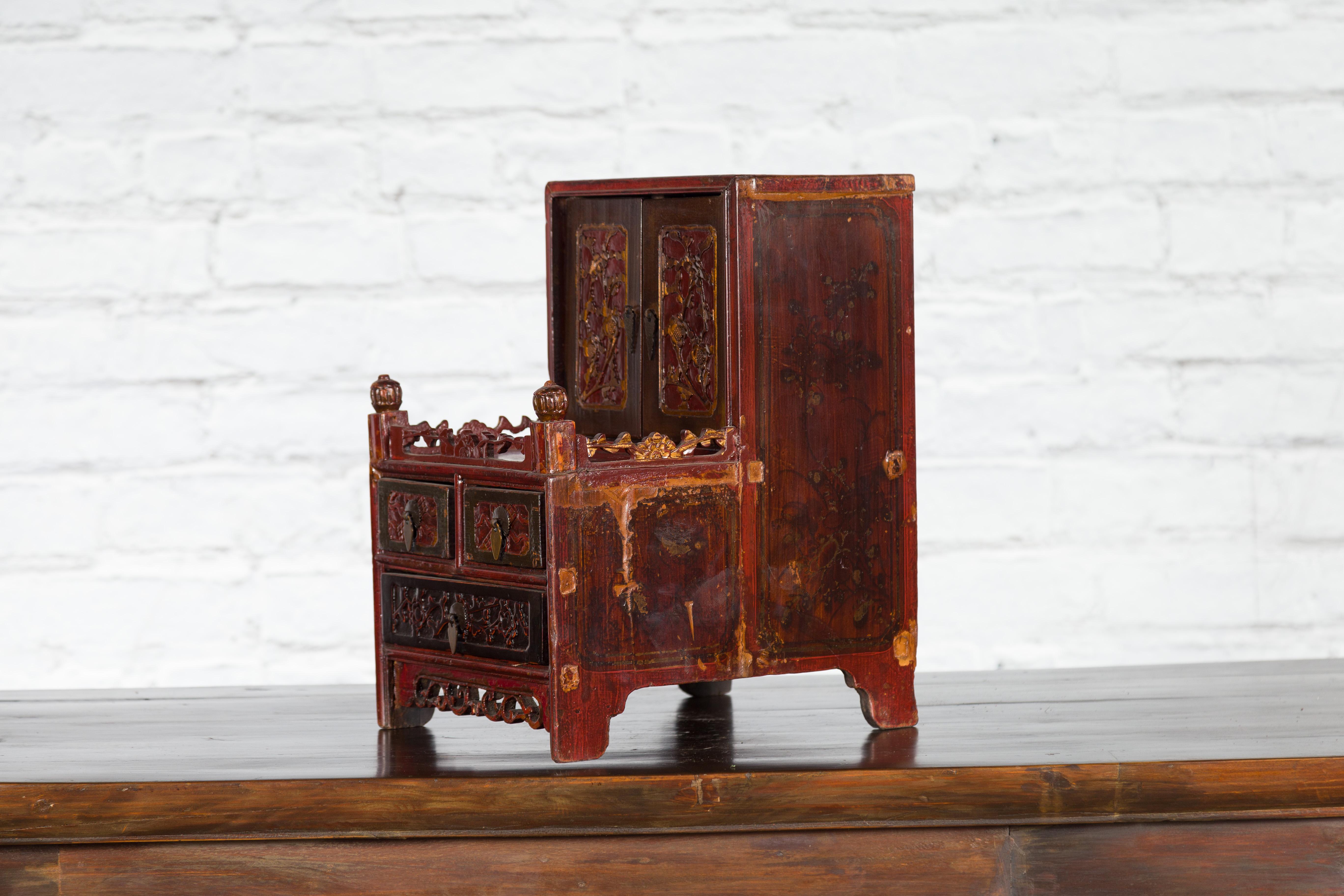 Qing Dynasty 19th Century Red and Brown Lacquer Jewelry Box with Carved Foliage For Sale 10