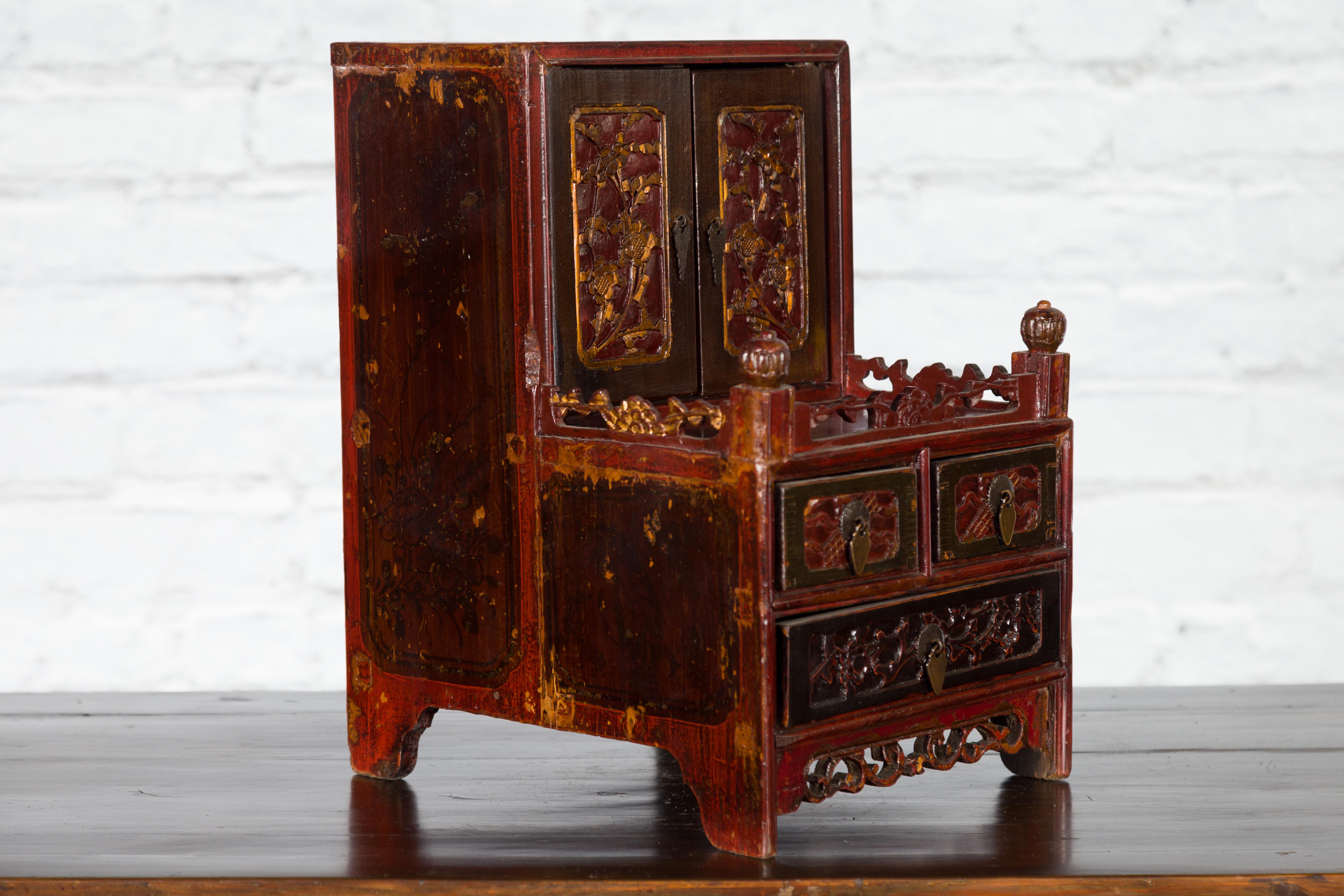 Chinese Qing Dynasty 19th Century Red and Brown Lacquer Jewelry Box with Carved Foliage For Sale