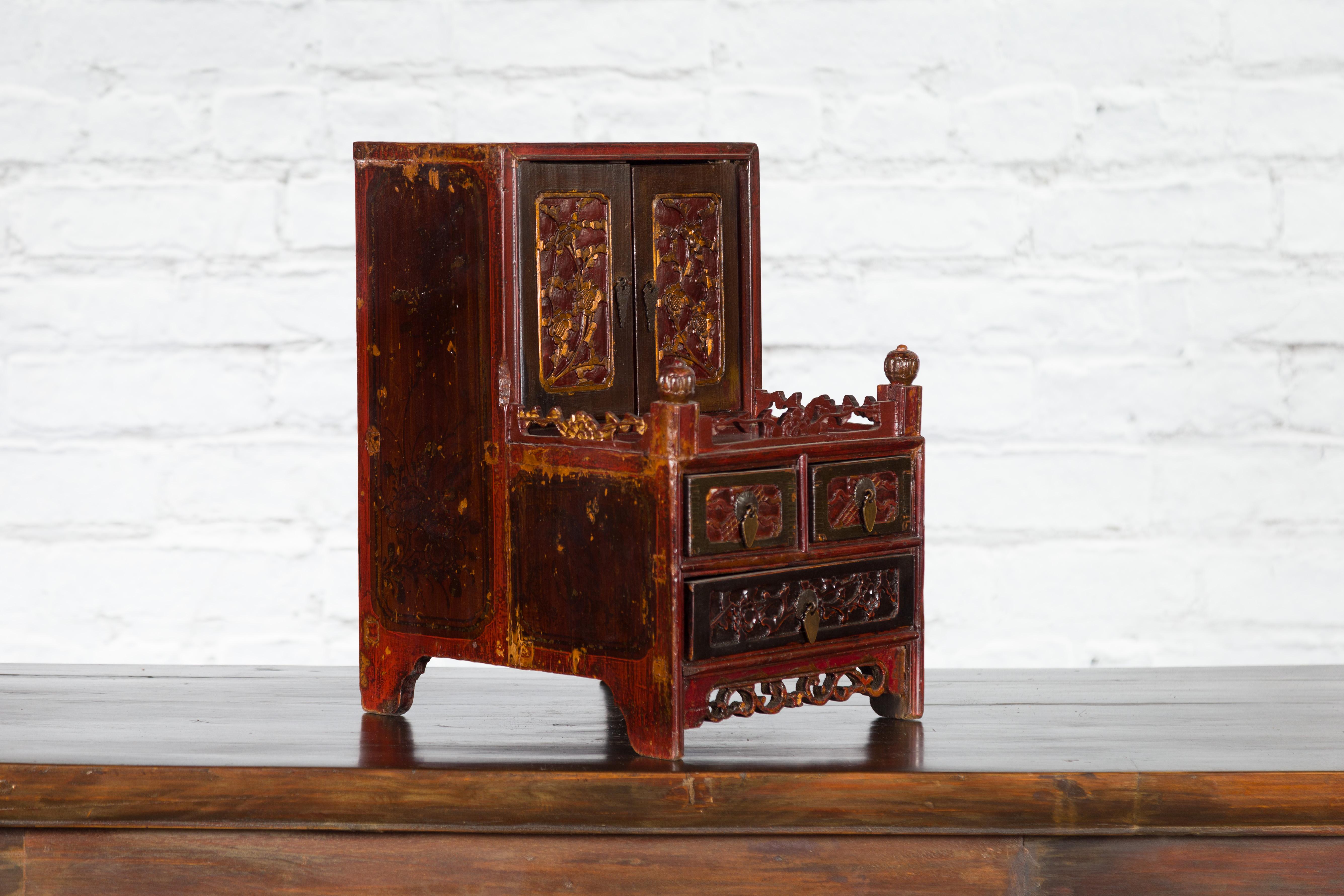 Qing Dynasty 19th Century Red and Brown Lacquer Jewelry Box with Carved Foliage In Good Condition For Sale In Yonkers, NY