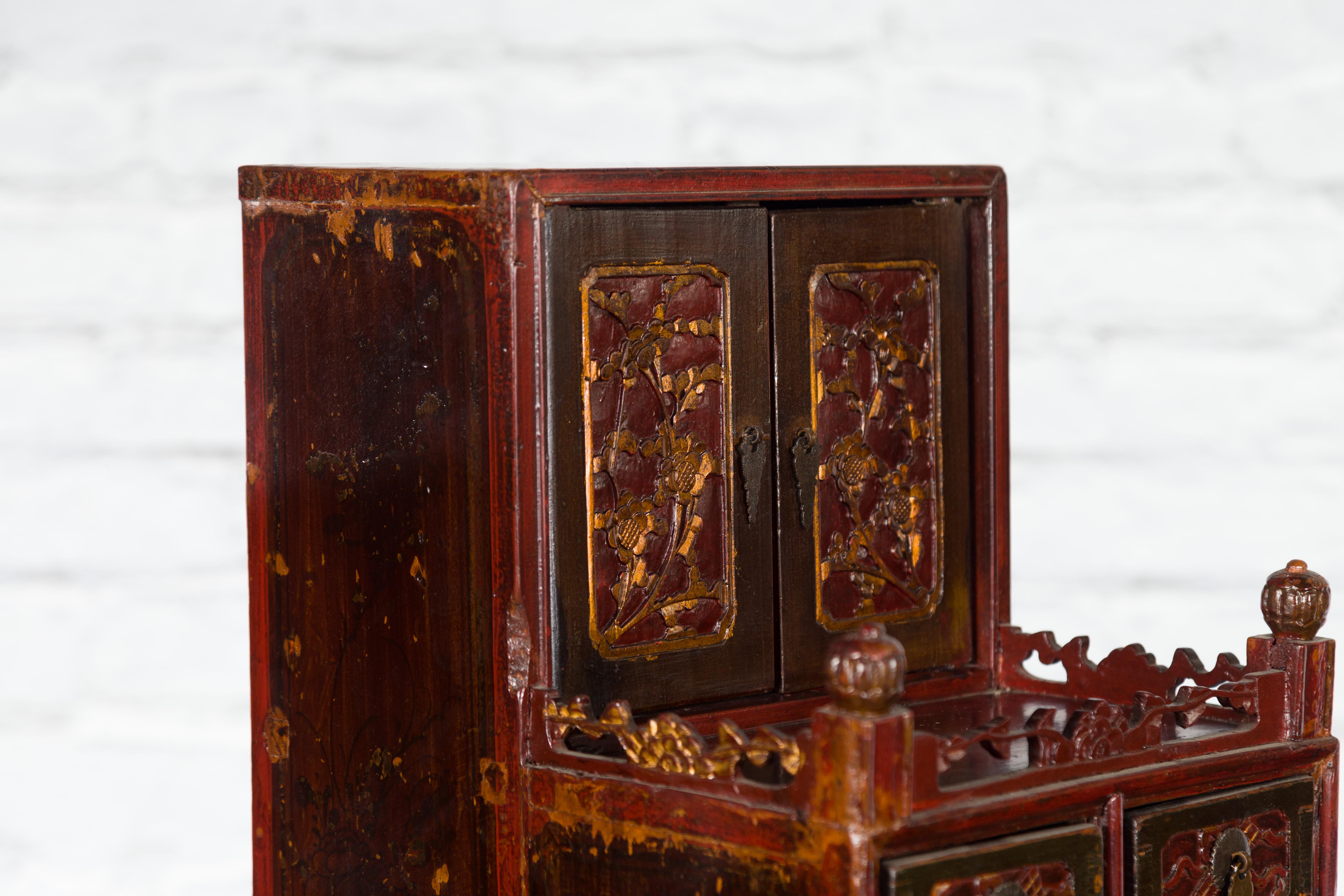Qing Dynasty 19th Century Red and Brown Lacquer Jewelry Box with Carved Foliage For Sale 1