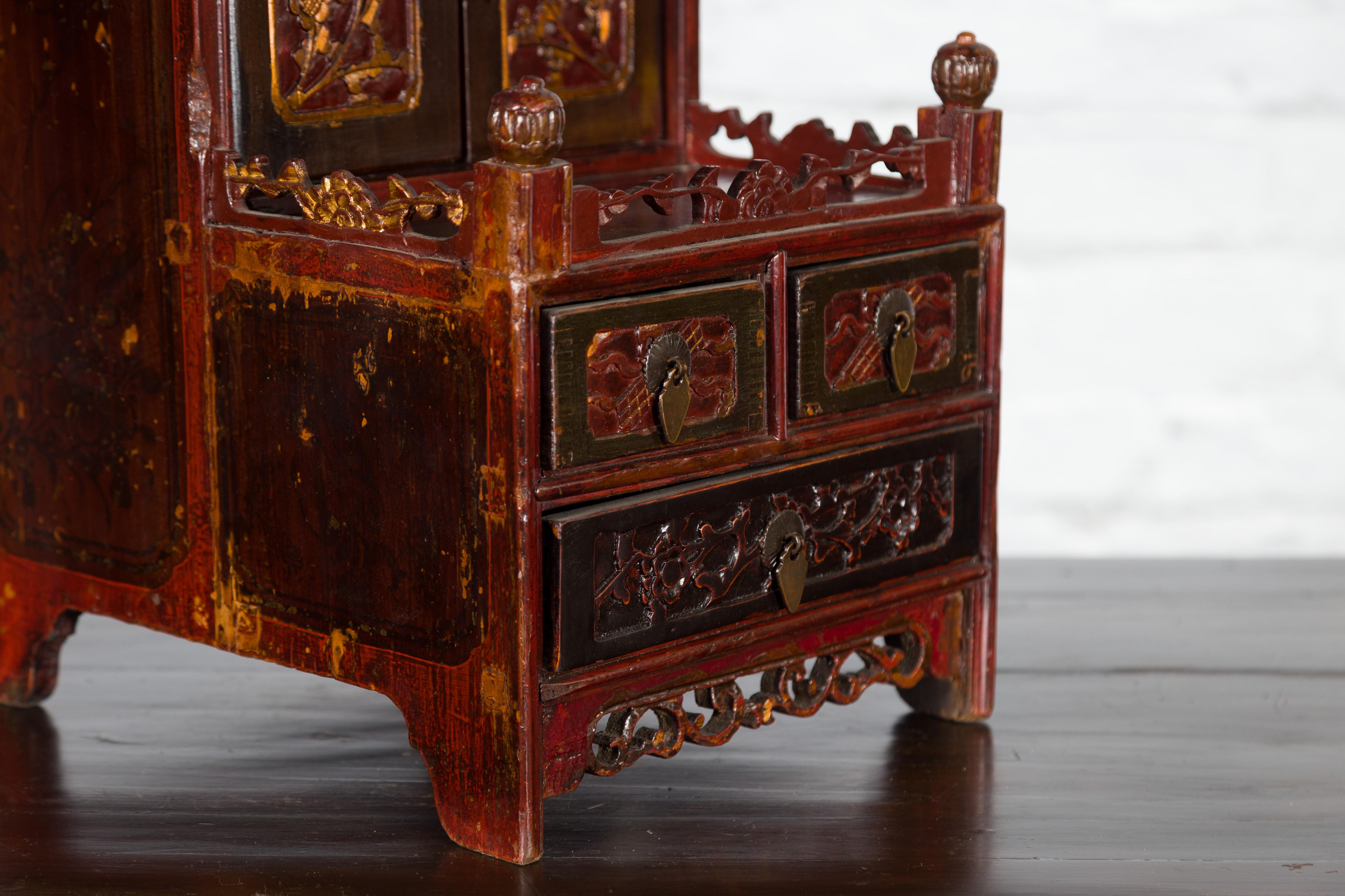Qing Dynasty 19th Century Red and Brown Lacquer Jewelry Box with Carved Foliage For Sale 2