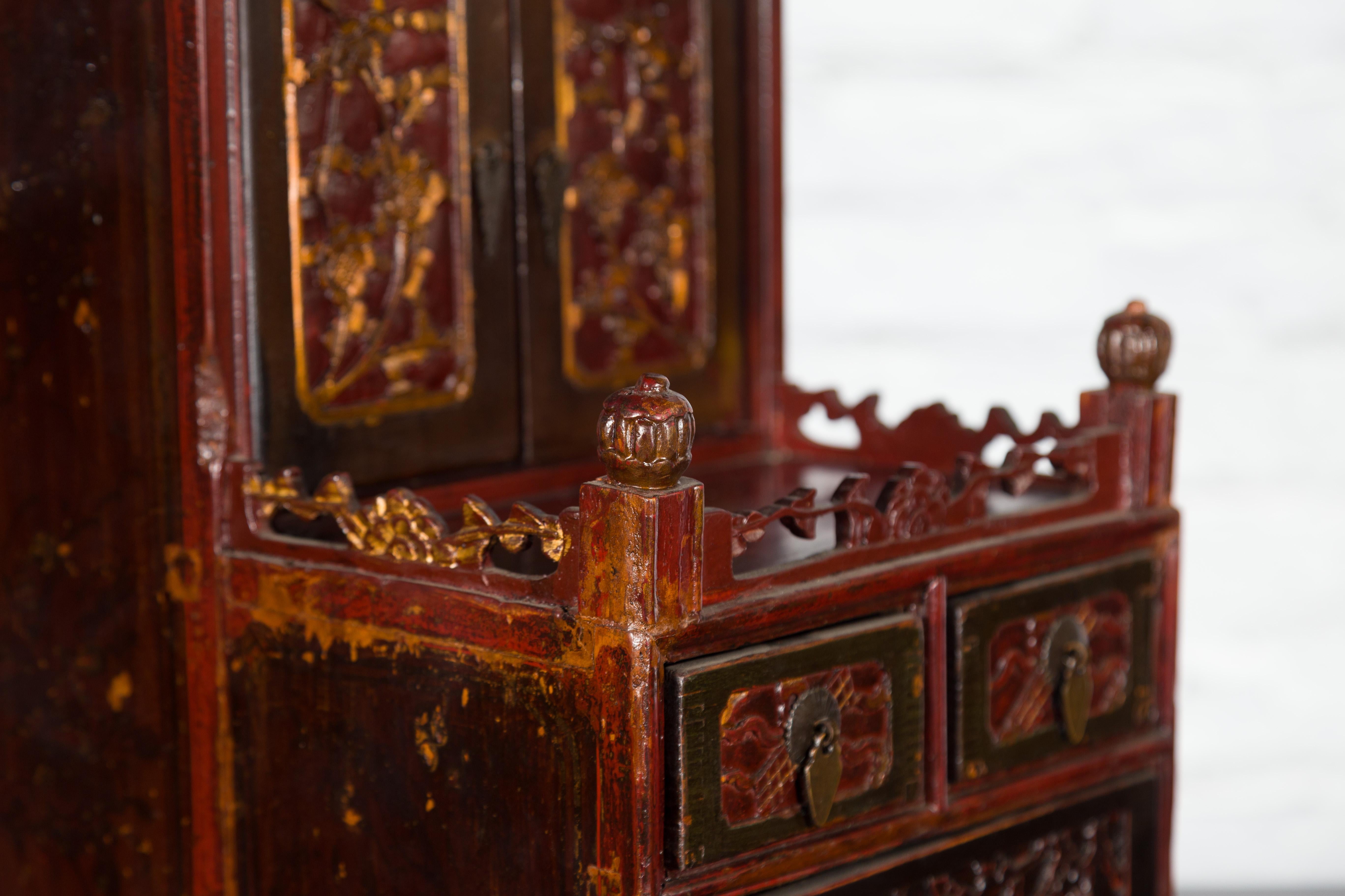 Qing Dynasty 19th Century Red and Brown Lacquer Jewelry Box with Carved Foliage For Sale 3