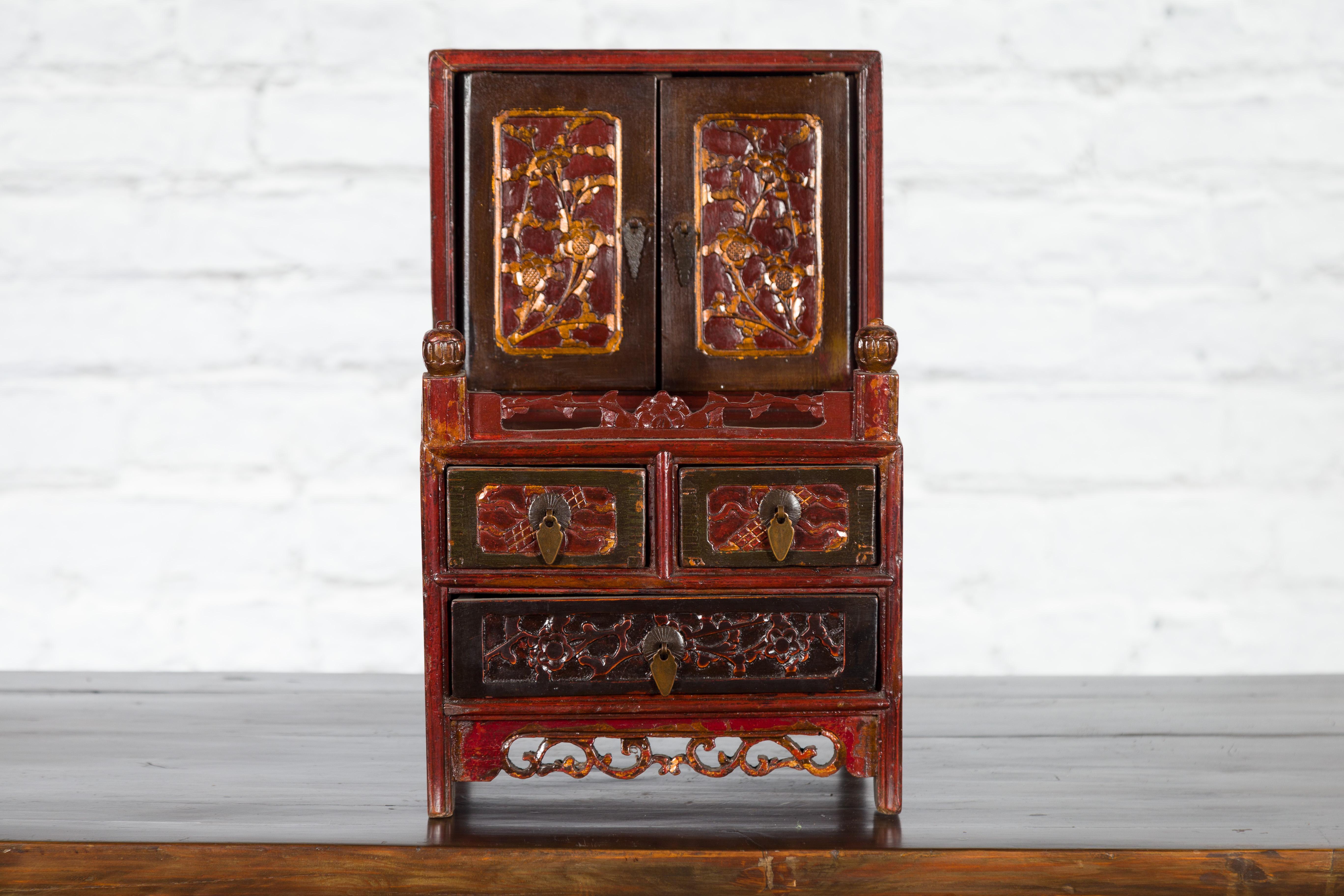 Qing Dynasty 19th Century Red and Brown Lacquer Jewelry Box with Carved Foliage For Sale 4