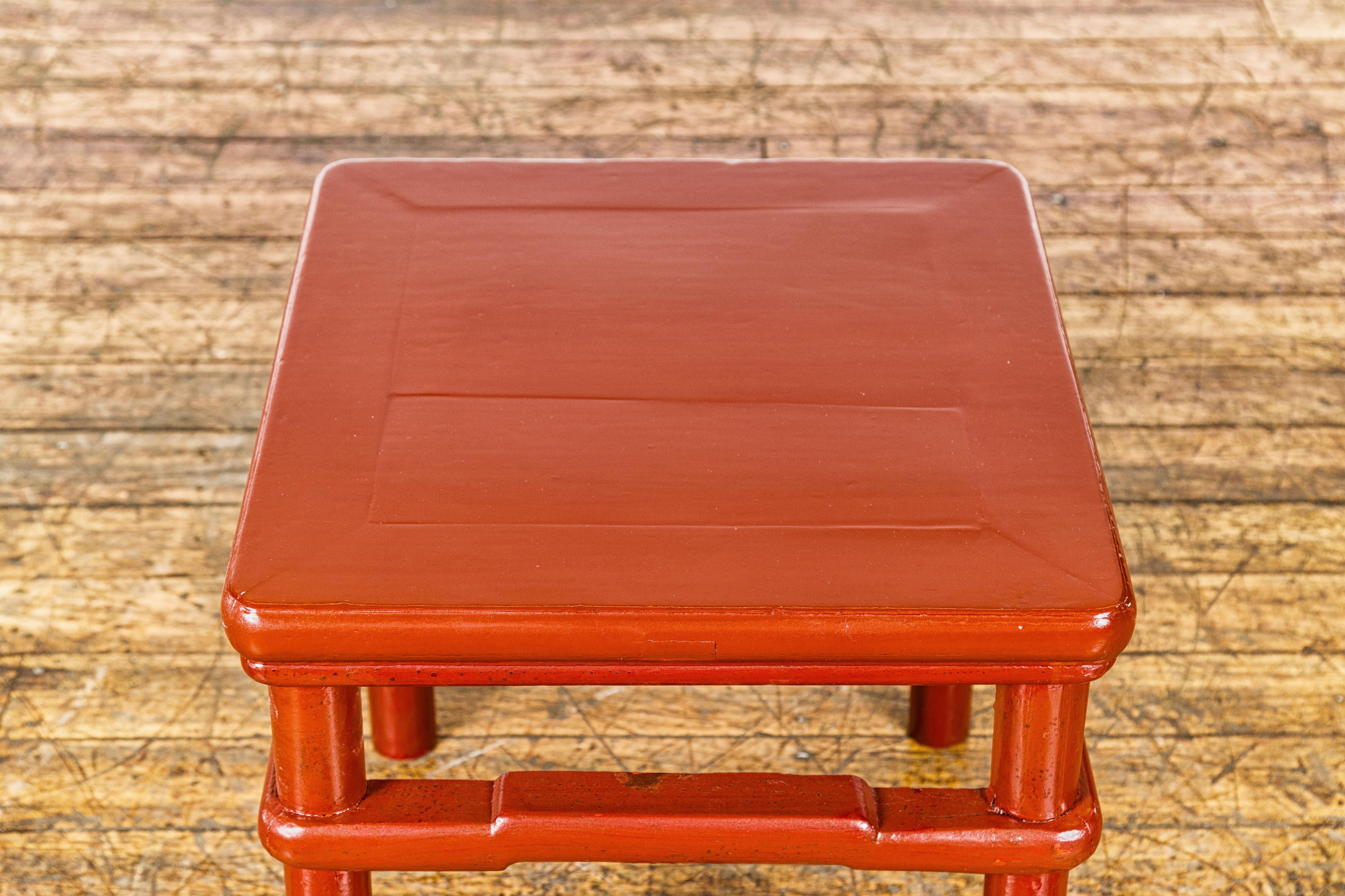 Mesa auxiliar de laca roja del siglo XIX de la dinastía Qing con camilla de joroba en venta 12