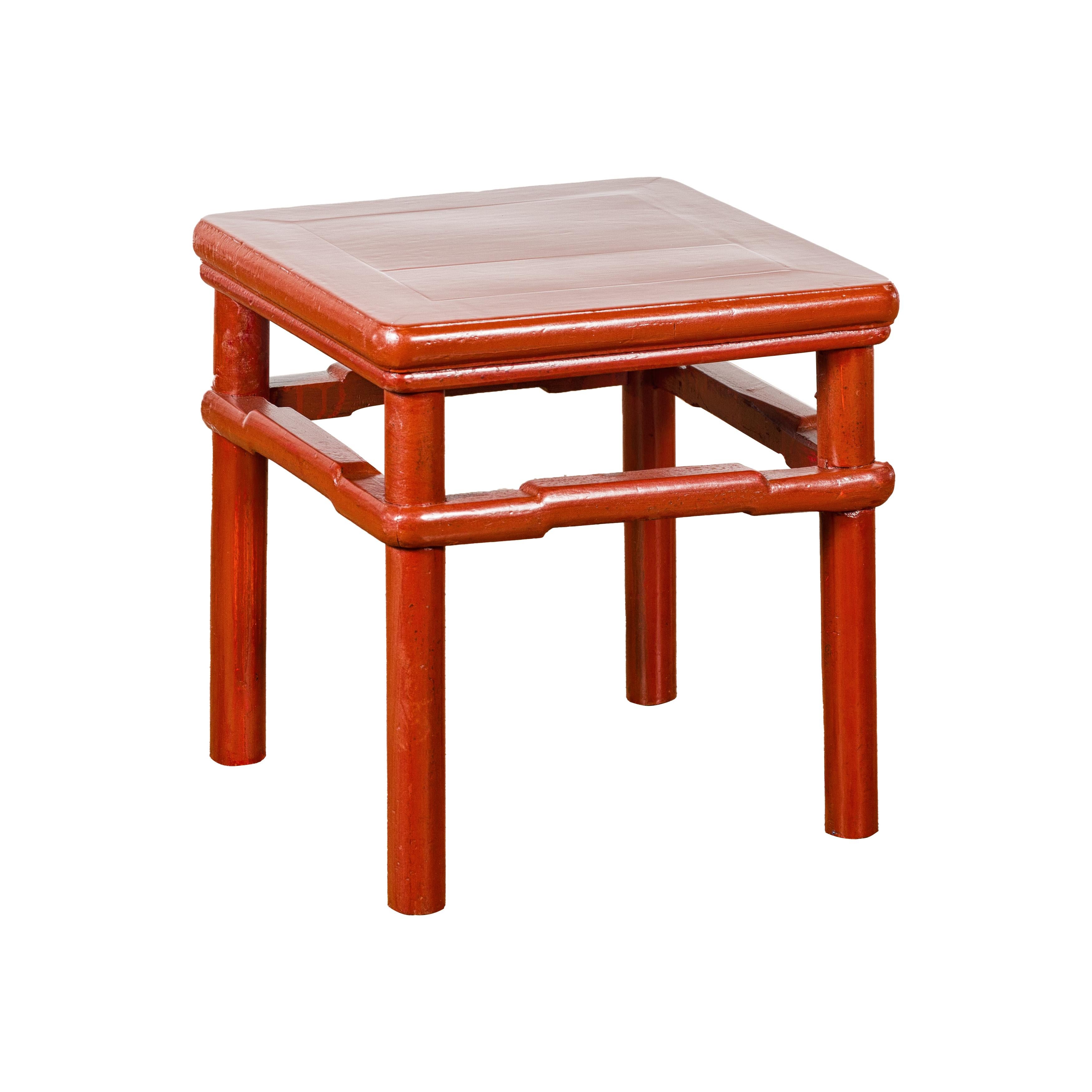 Mesa auxiliar de laca roja del siglo XIX de la dinastía Qing con camilla de joroba en venta 14