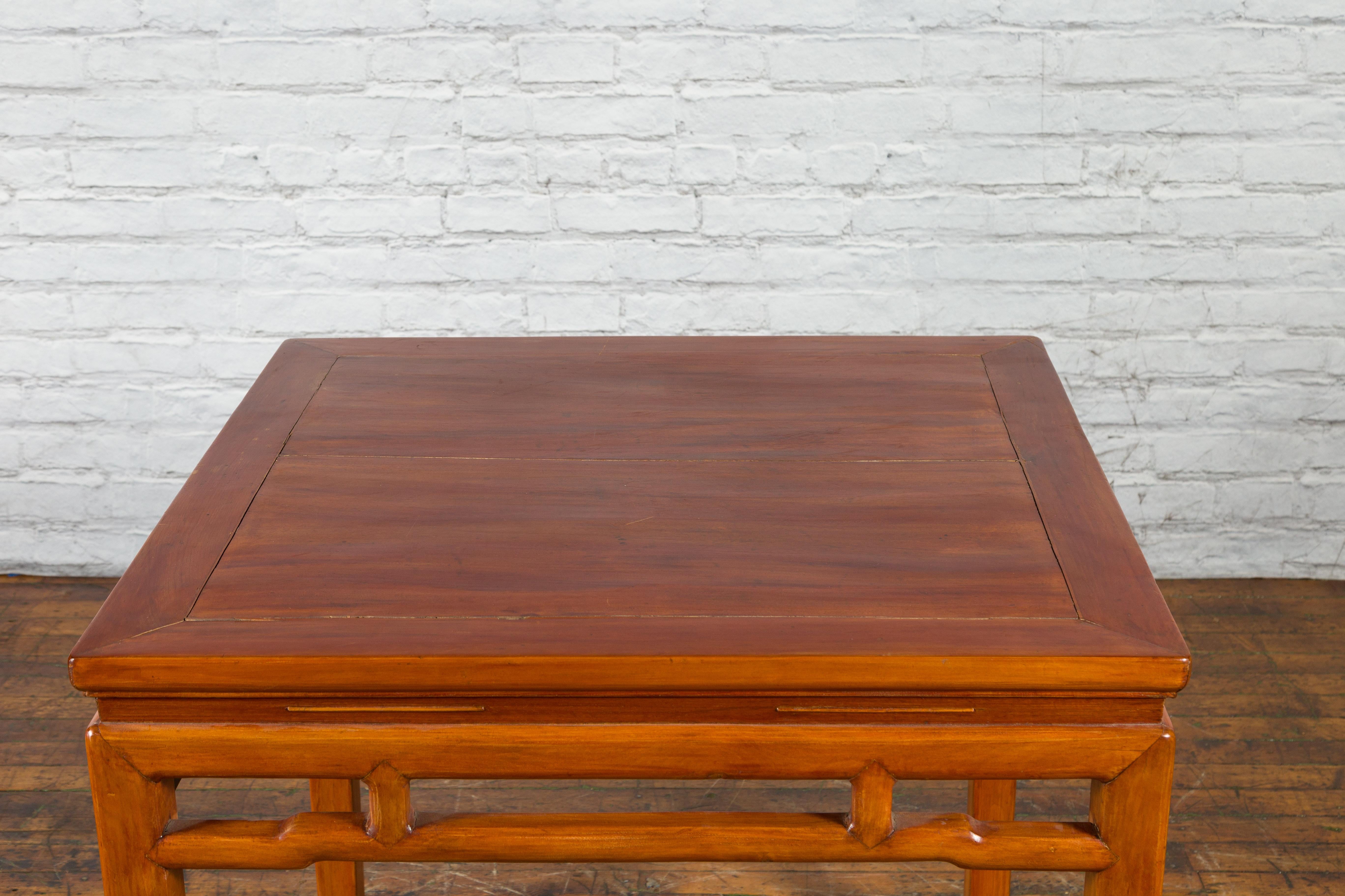 Qing Dynasty 19th Century Table with Humpback Stretchers and Horse Hoof Legs For Sale 7