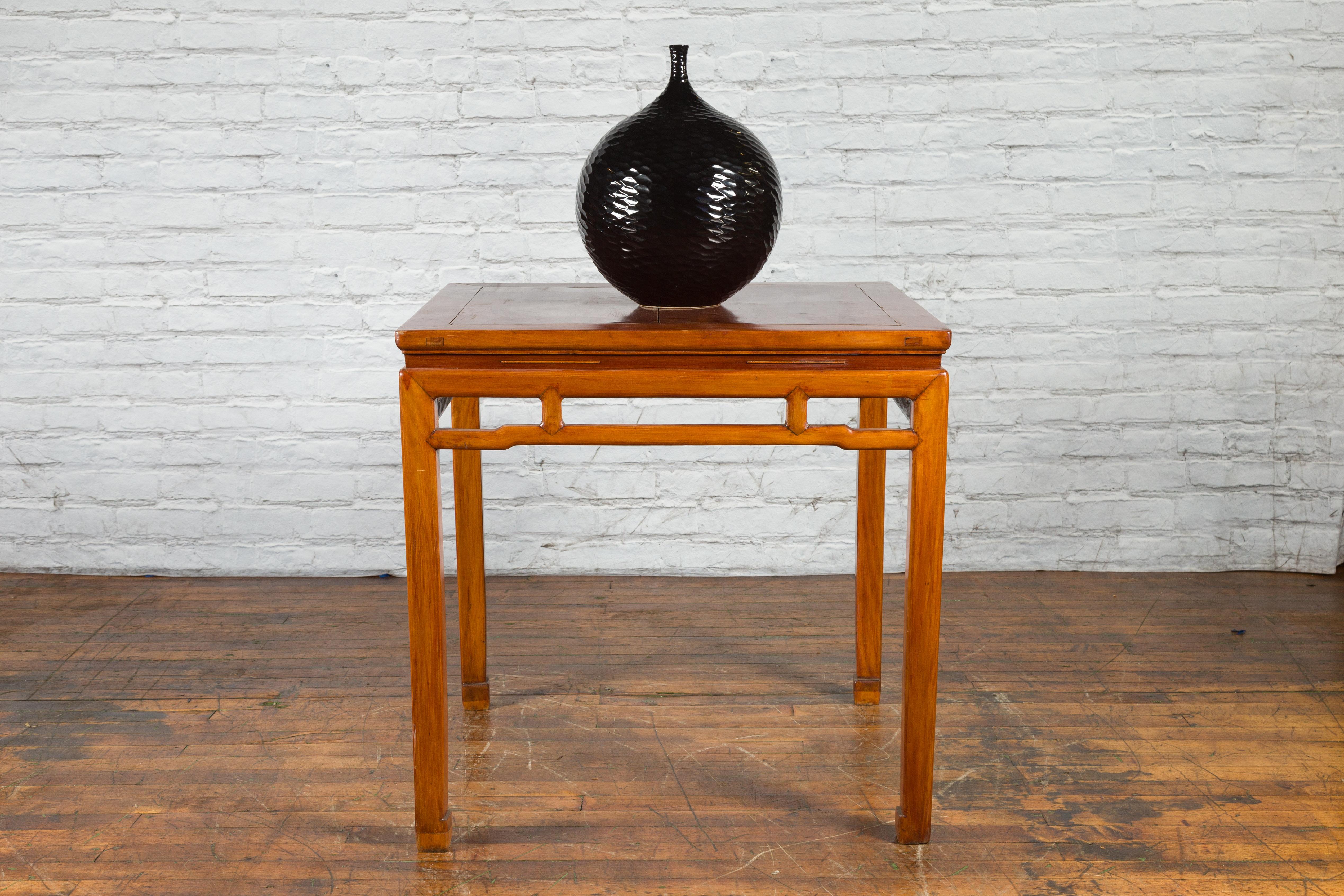 Chinois Table du XIXe siècle de la dynastie Qing avec brancards à dos de chauve-souris et pieds en sabot de cheval en vente