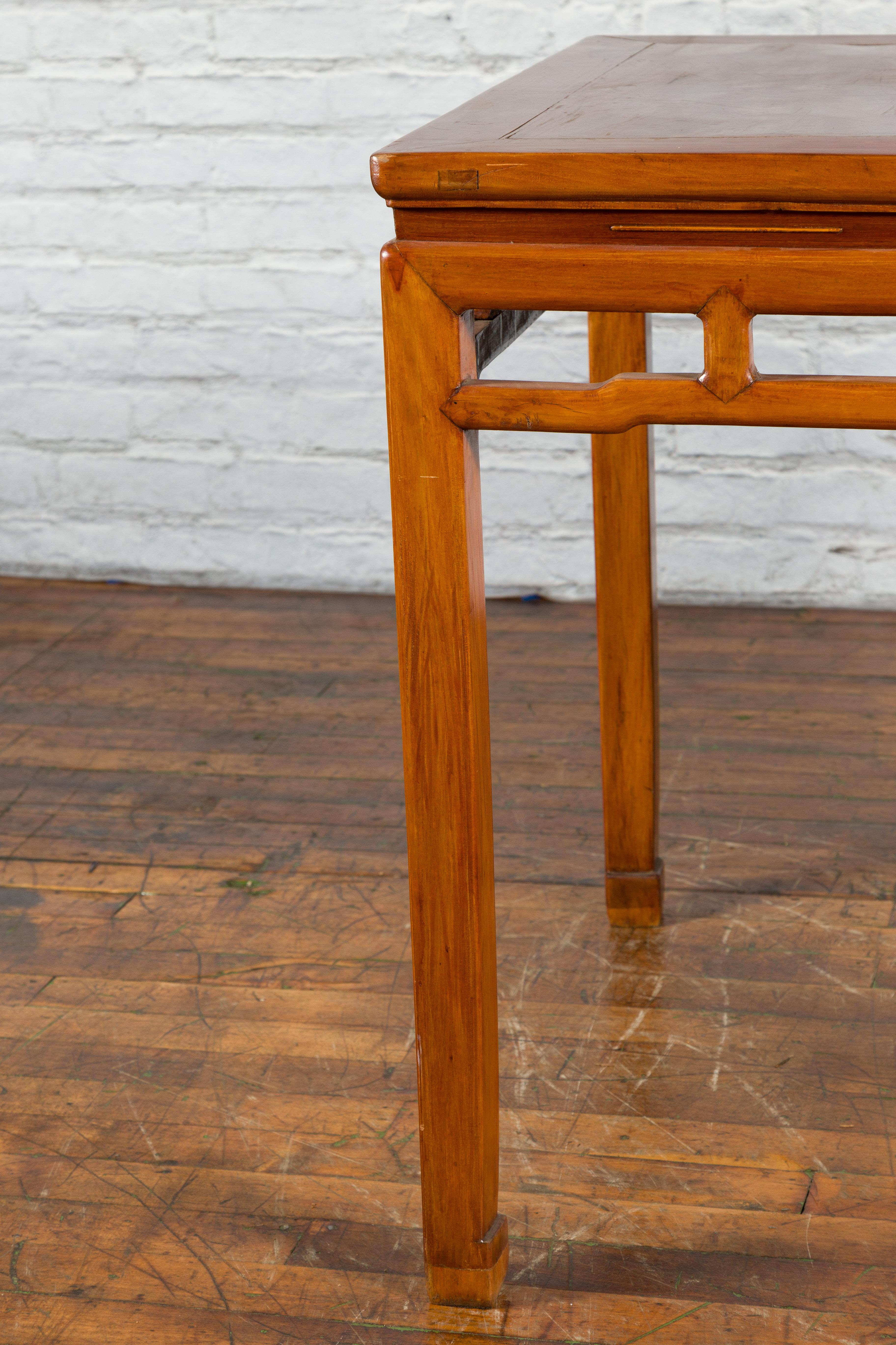 Qing Dynasty 19th Century Table with Humpback Stretchers and Horse Hoof Legs For Sale 1