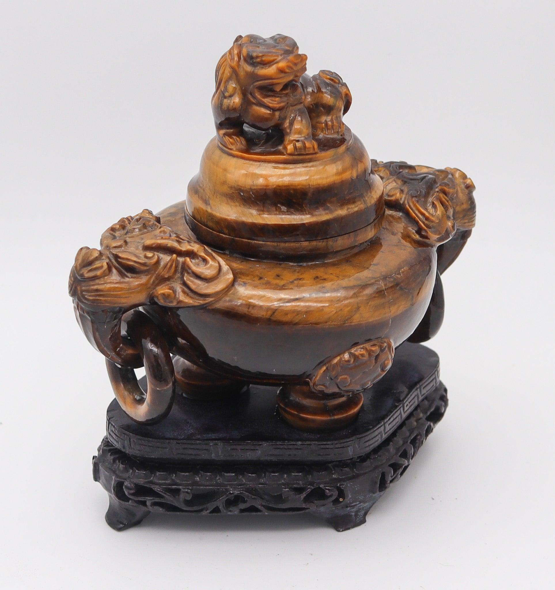 Encensoir du début du XXe siècle de la dynastie Qing.

Il s'agit d'un magnifique petit encensoir très détaillé, créé au début du XXe siècle sous la dynastie Qing, vers 1910. L'encensoir a été conçu dans un corps rond et ovoïde, qui repose sur trois