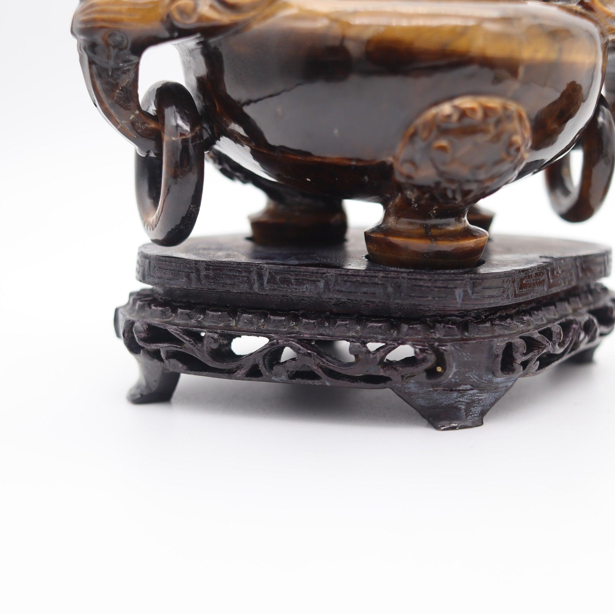 Sculpté Censerre QING DYNASTY du 20ème siècle sculpté en forme d'œil de tigre avec couvercle en vente