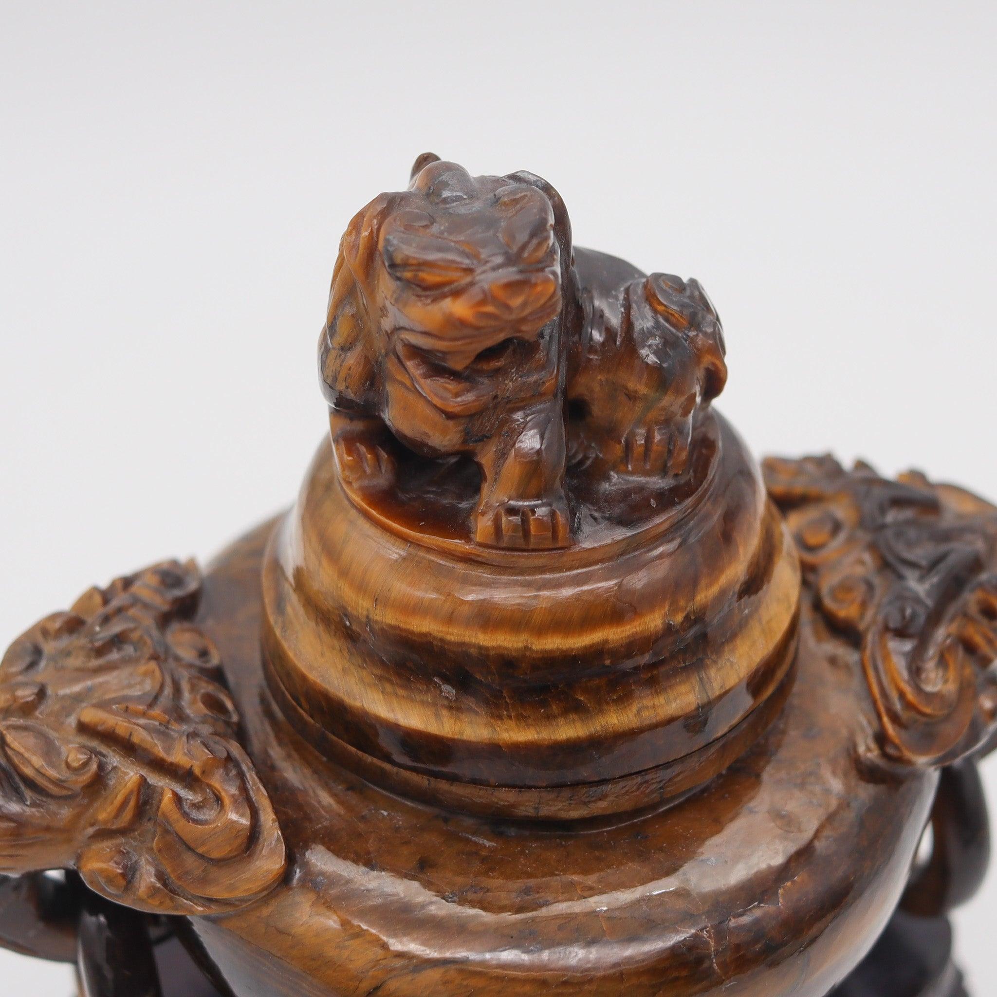 Censerre QING DYNASTY du 20ème siècle sculpté en forme d'œil de tigre avec couvercle Excellent état - En vente à Miami, FL
