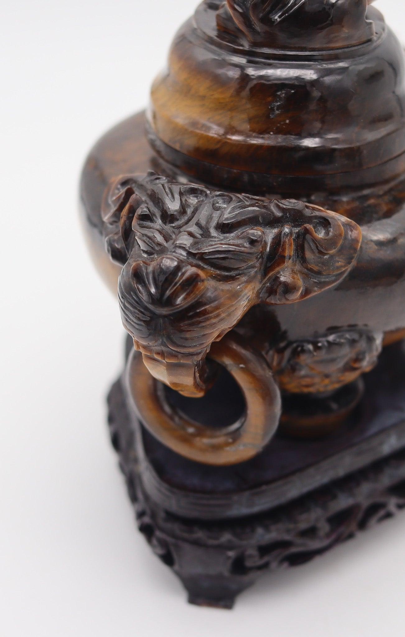 20ième siècle Censerre QING DYNASTY du 20ème siècle sculpté en forme d'œil de tigre avec couvercle en vente