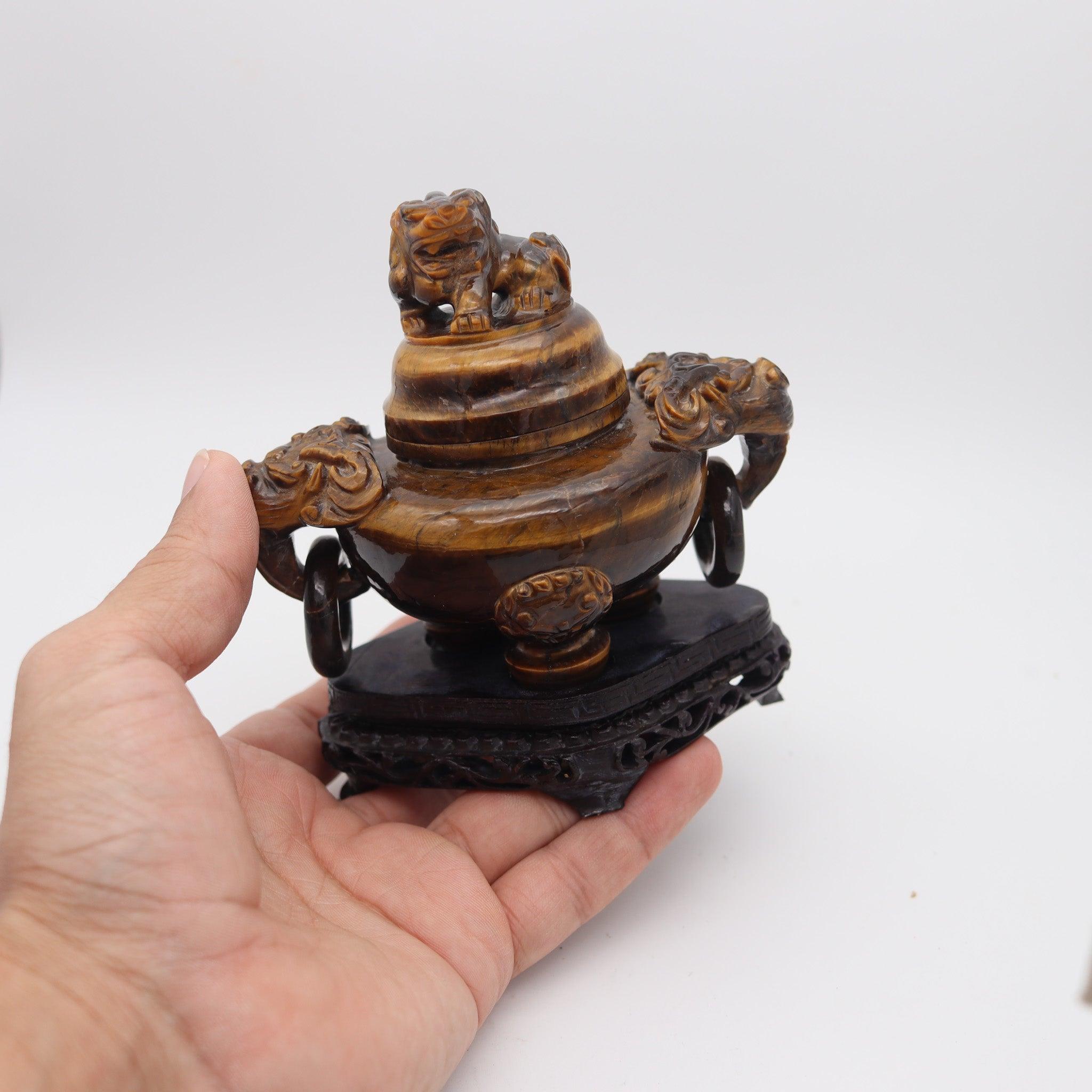 Multi-pierres Censerre QING DYNASTY du 20ème siècle sculpté en forme d'œil de tigre avec couvercle en vente