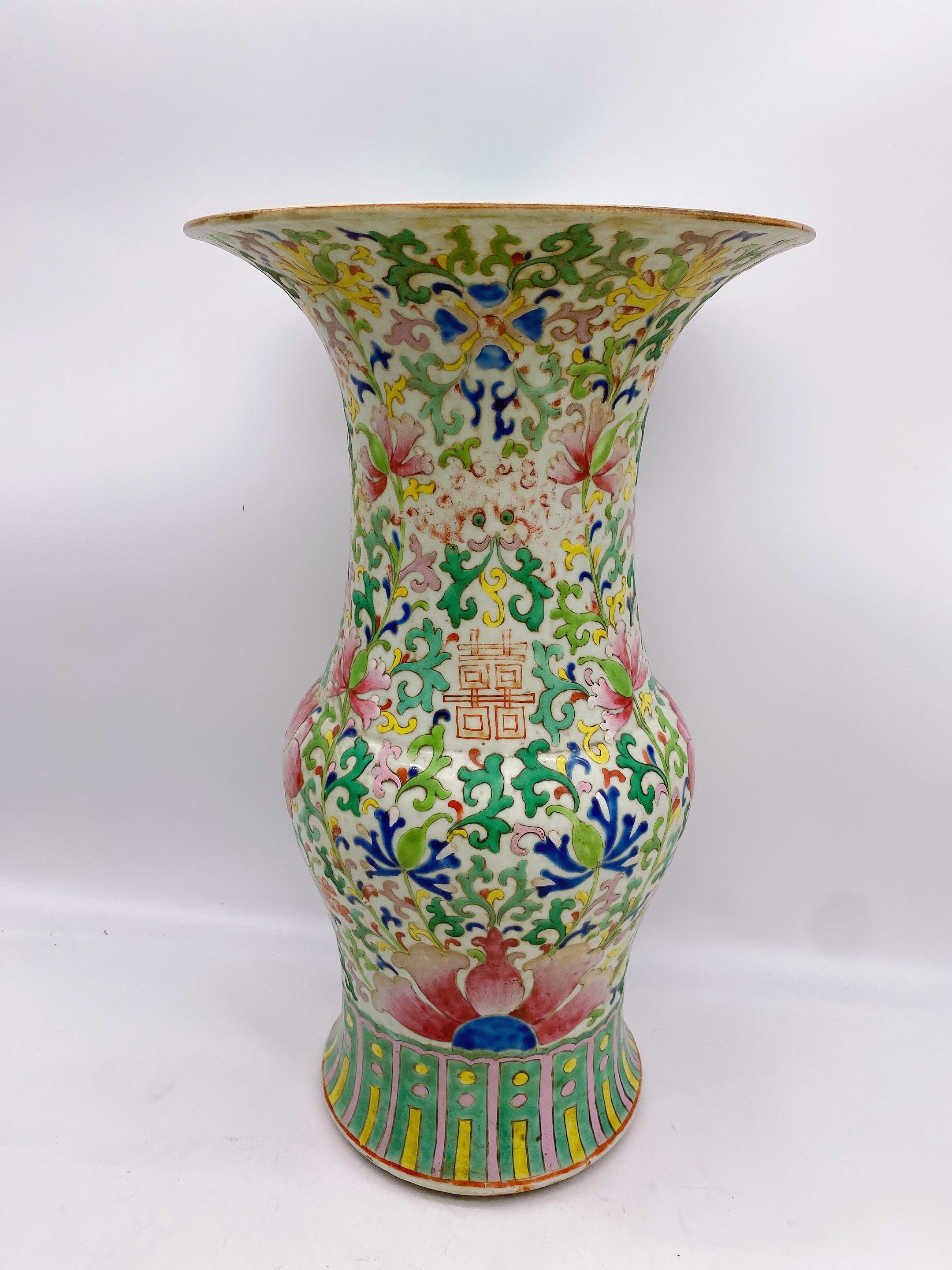 Dinastía Qing un antiguo jarrón Gu de porcelana china del siglo XIX decorado con shuangxi, las Medidas: 9,25'' de diámetro x 16'' de altura.