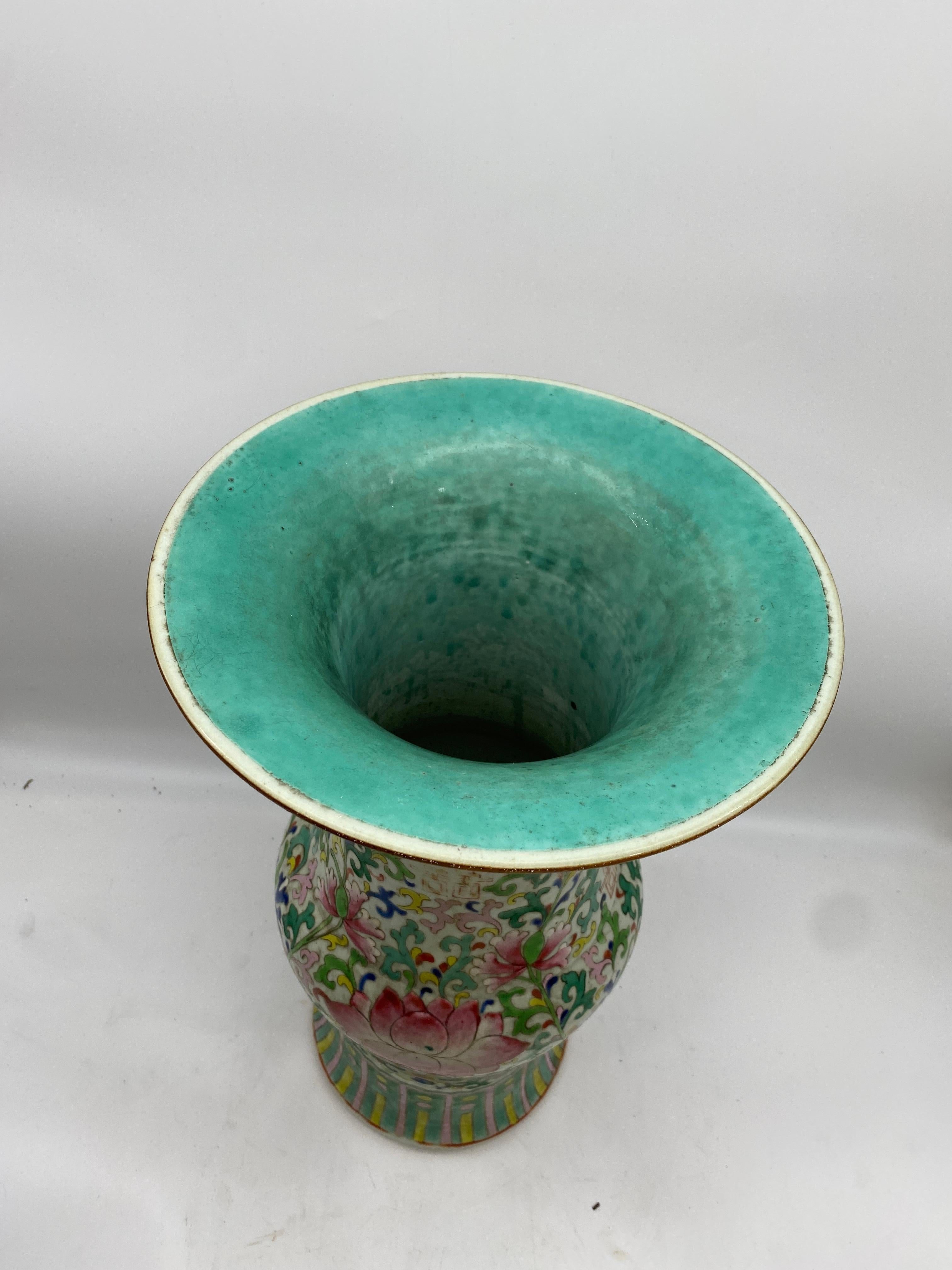 Chinois Vase ancien en porcelaine chinoise Gu de la dynastie Qing en vente