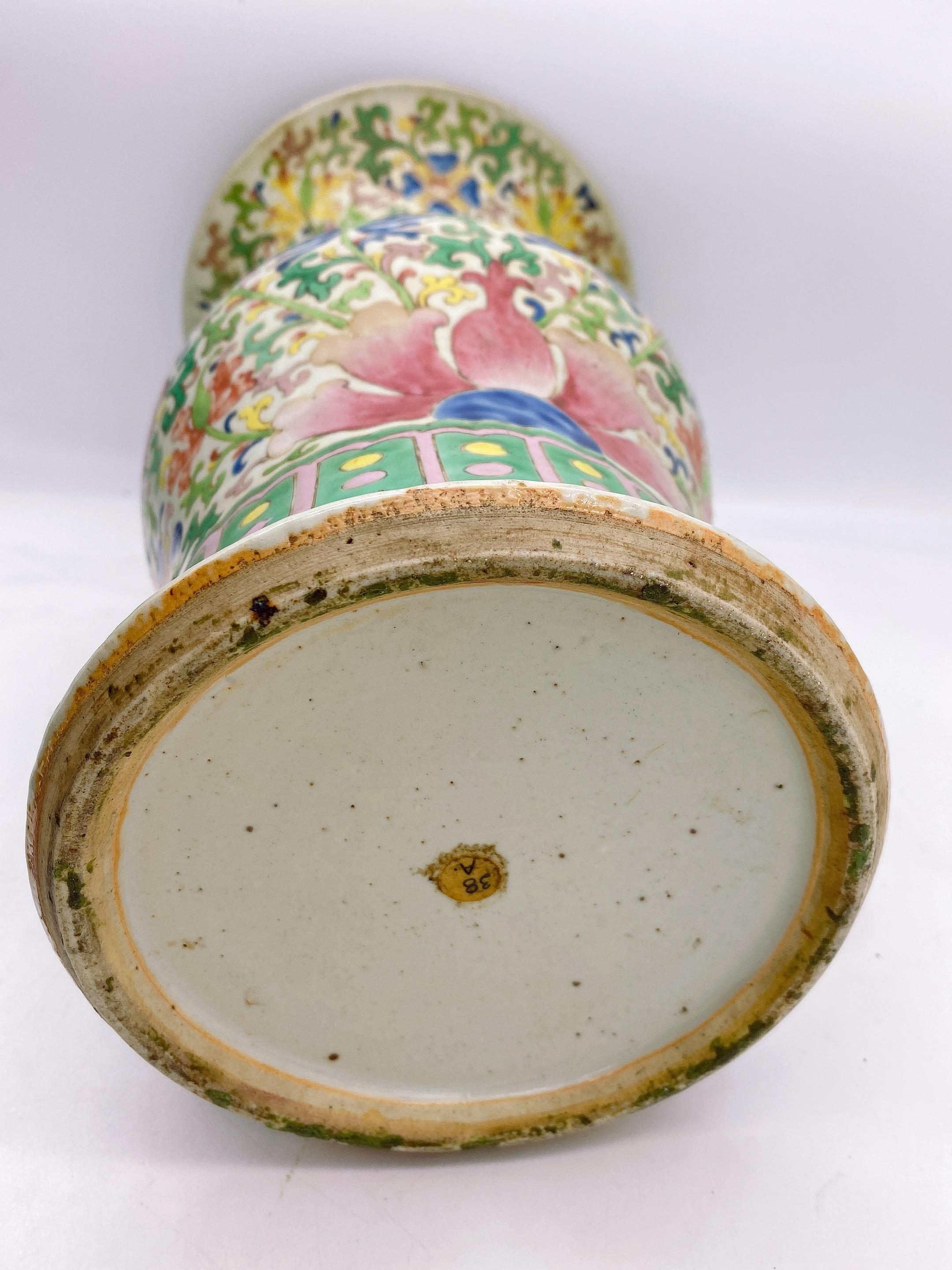 Vase ancien en porcelaine chinoise Gu de la dynastie Qing Bon état - En vente à Brea, CA