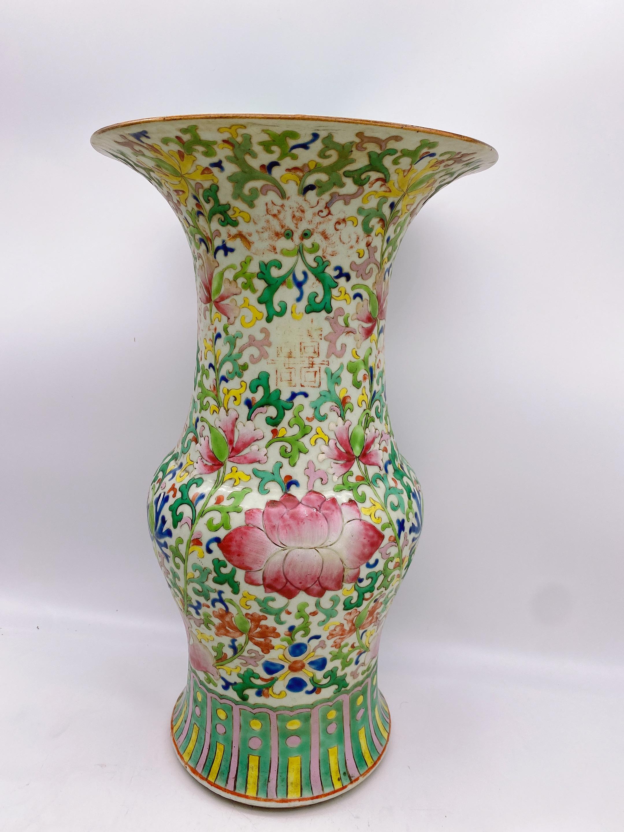 Porcelaine Vase ancien en porcelaine chinoise Gu de la dynastie Qing en vente